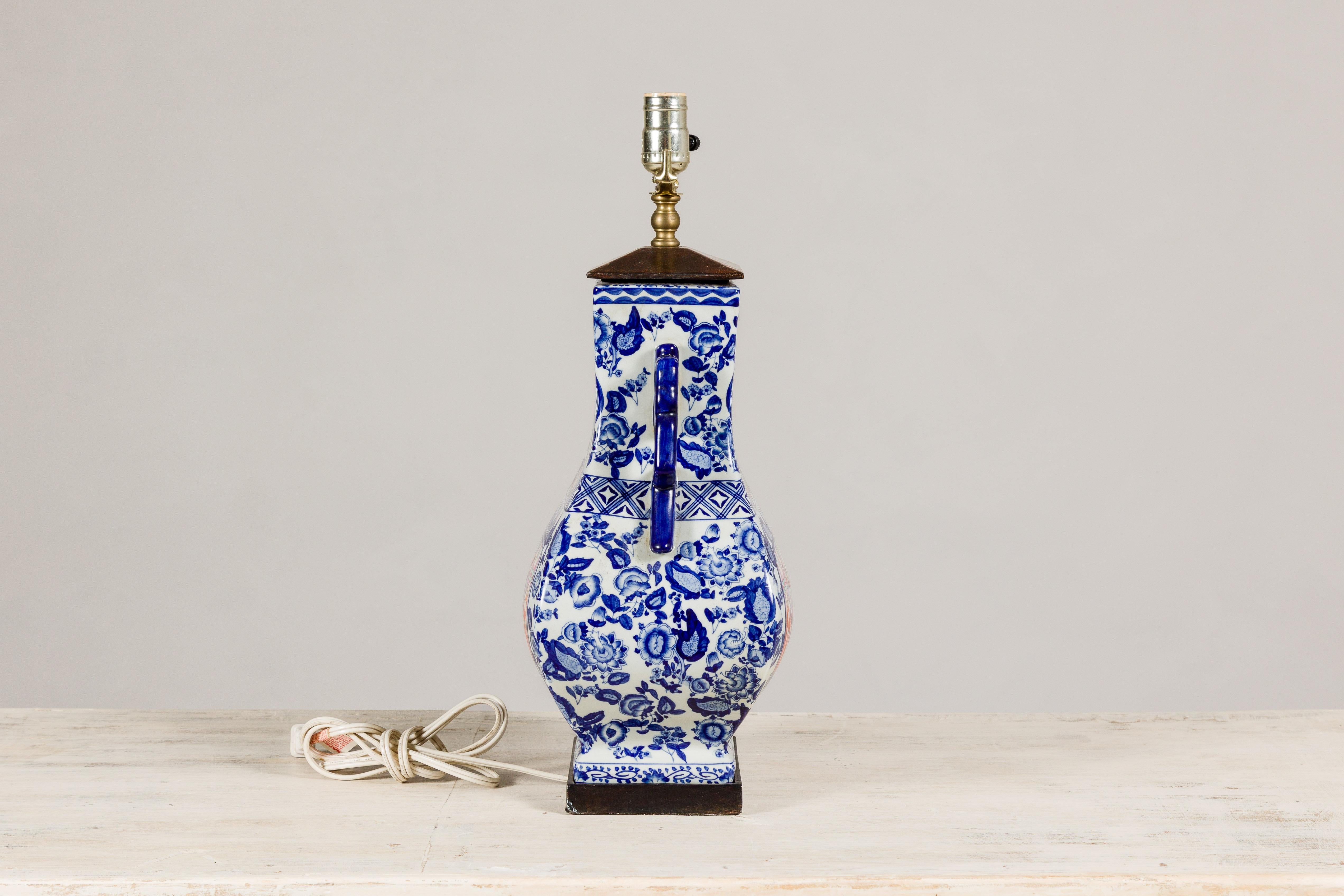 Lampe de table en porcelaine bleue et blanche avec des scènes de cour peintes à la main en vente 4