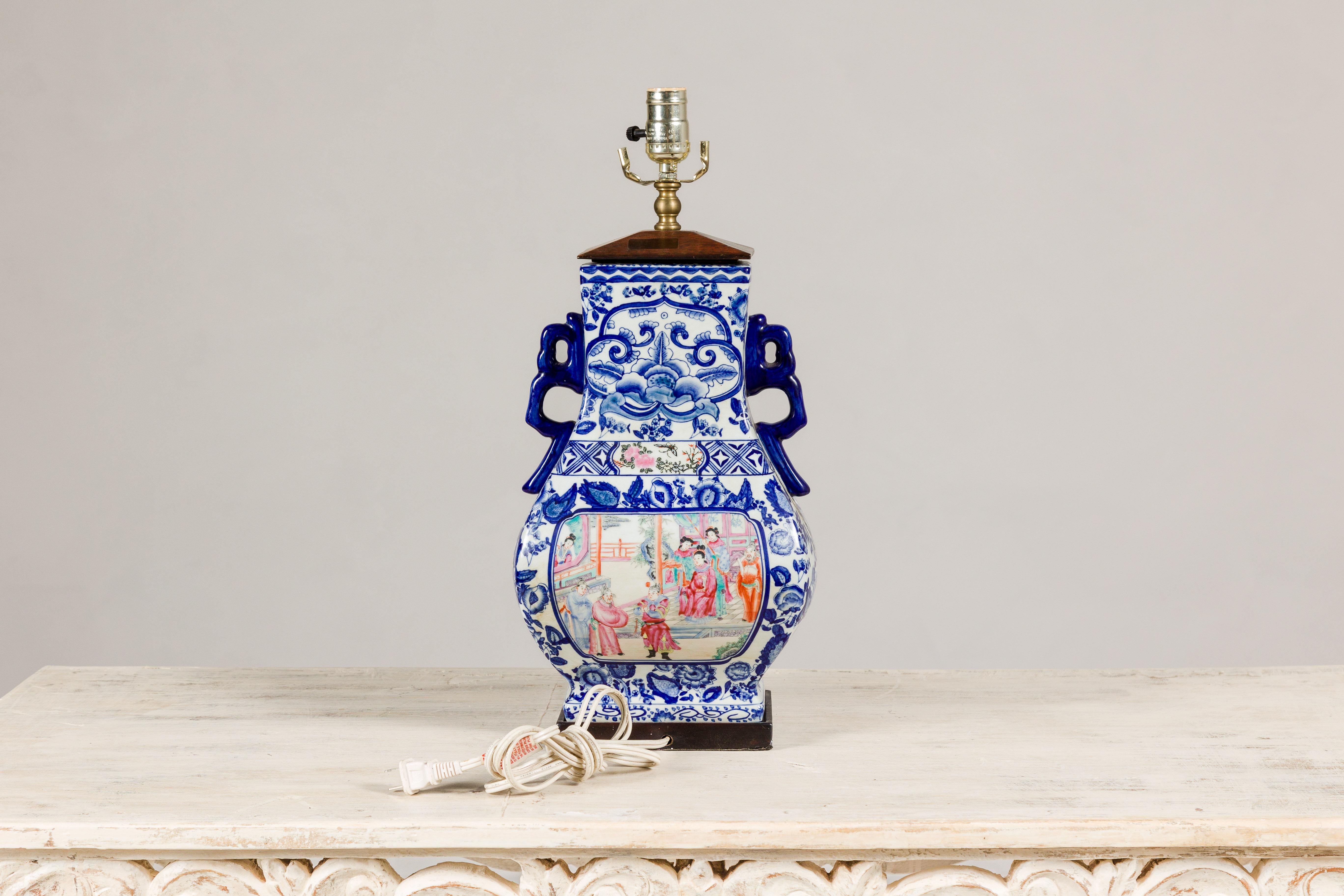 Lampe de table en porcelaine bleue et blanche avec des scènes de cour peintes à la main en vente 5