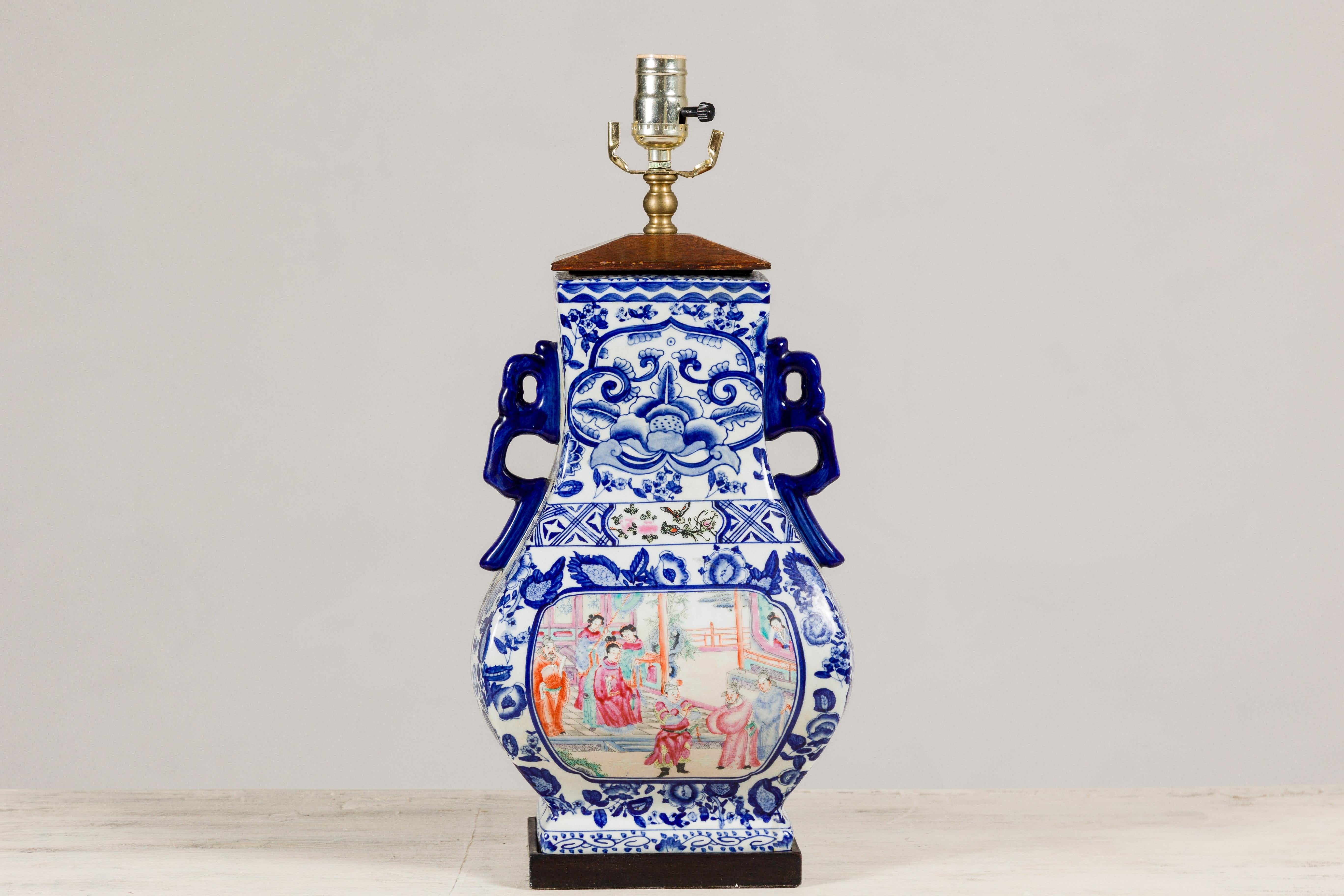 Lampe de table en porcelaine bleue et blanche avec des scènes de cour peintes à la main en vente 8