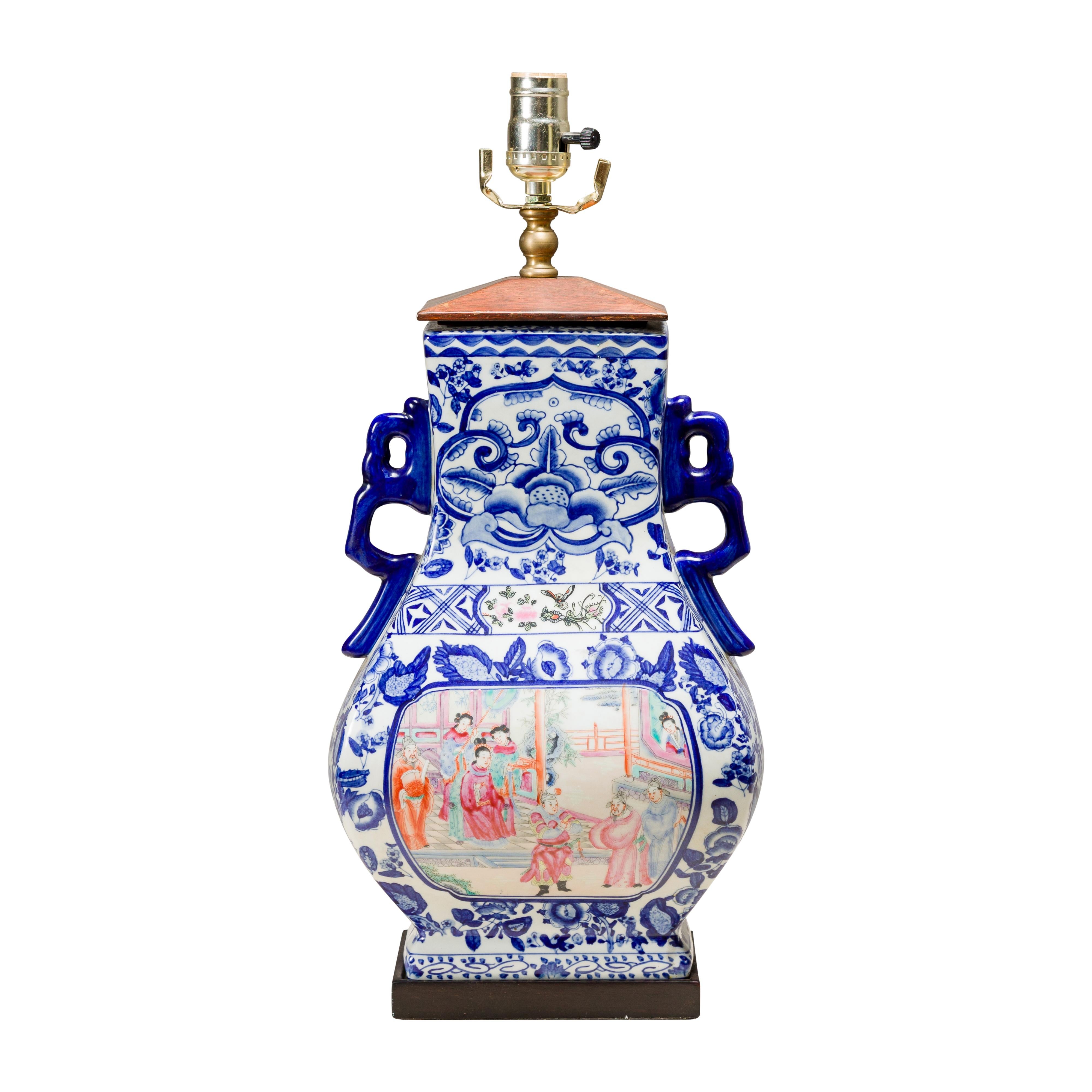 Lampe de table en porcelaine bleue et blanche avec des scènes de cour peintes à la main en vente 9