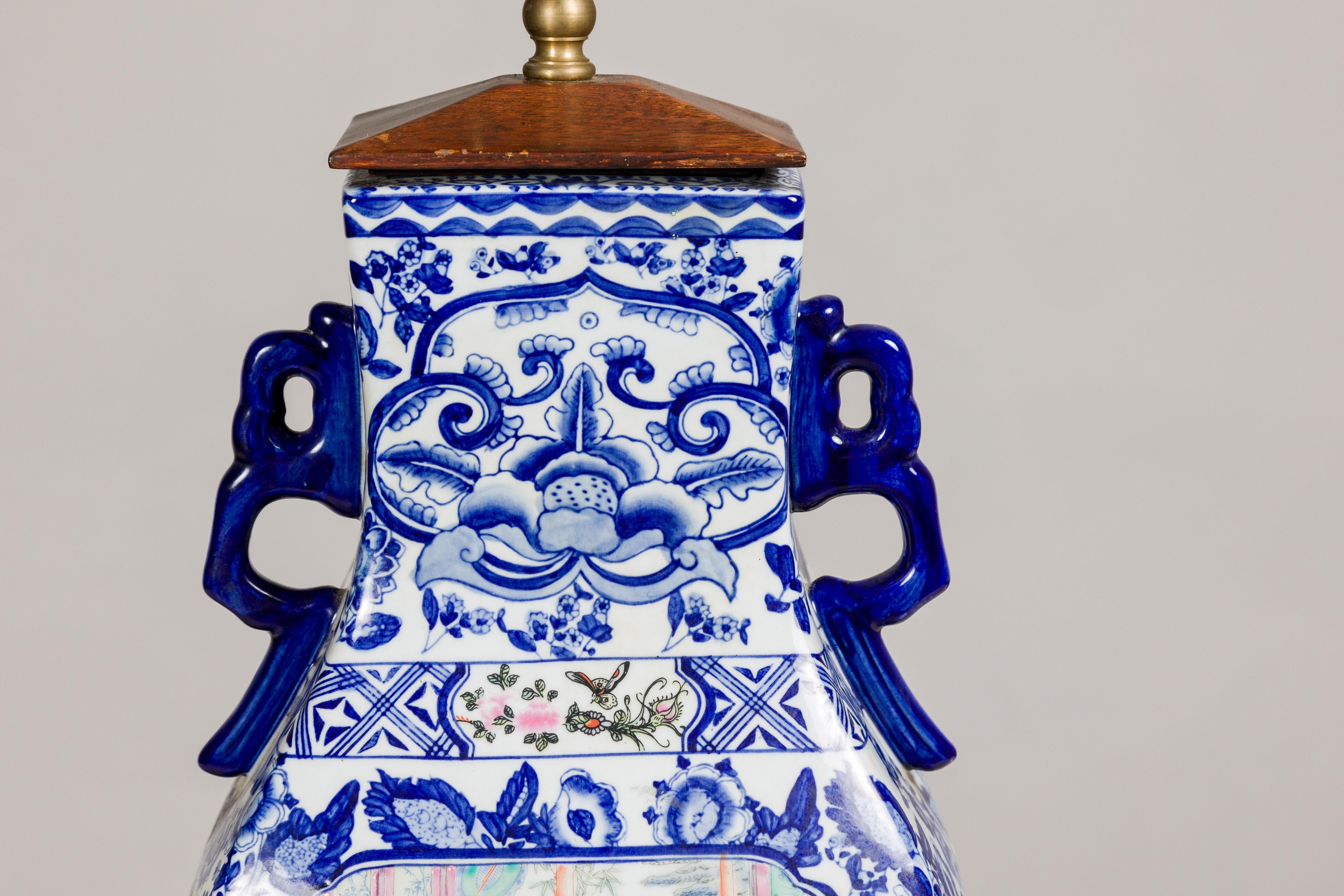 Chinois Lampe de table en porcelaine bleue et blanche avec des scènes de cour peintes à la main en vente