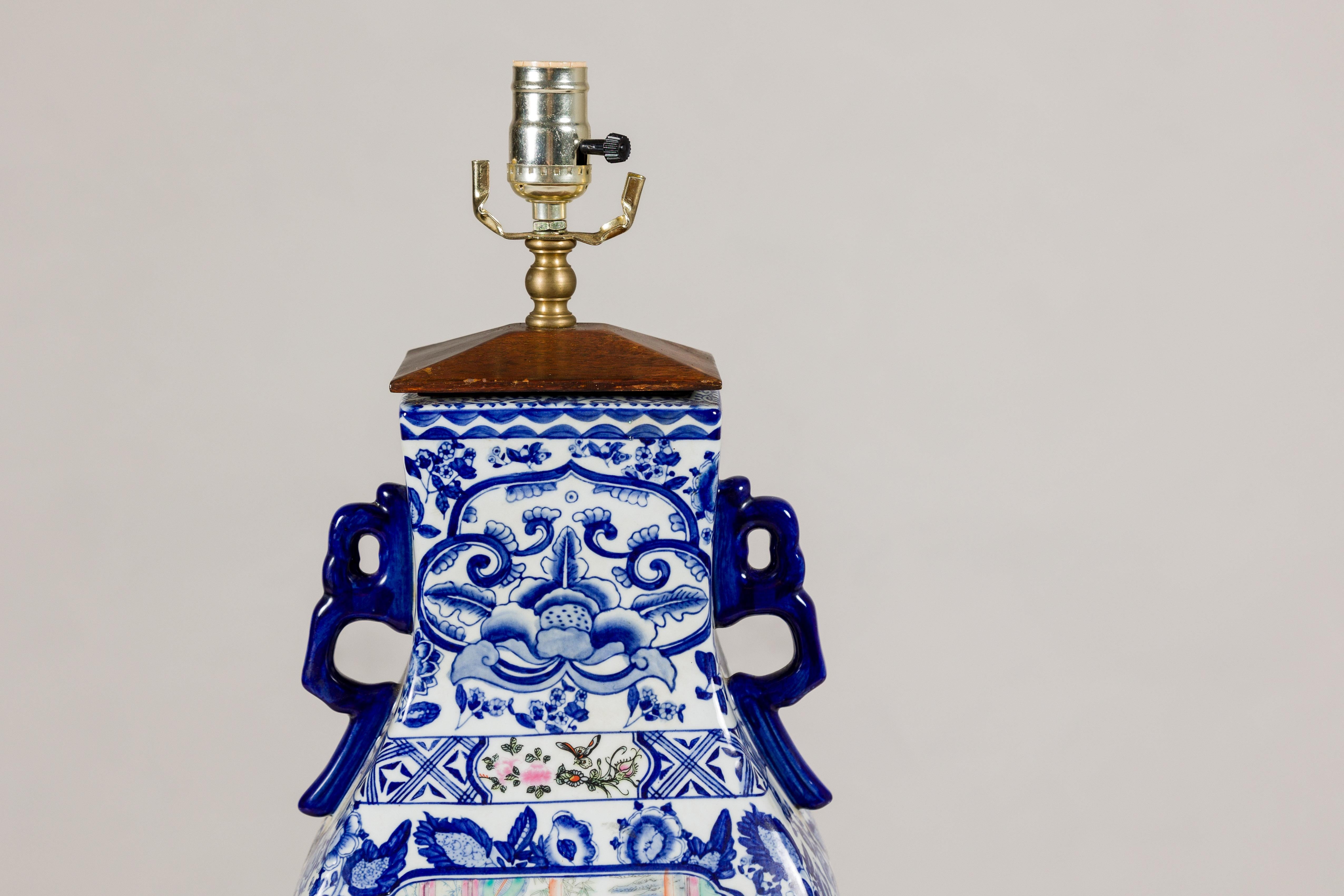 20ième siècle Lampe de table en porcelaine bleue et blanche avec des scènes de cour peintes à la main en vente