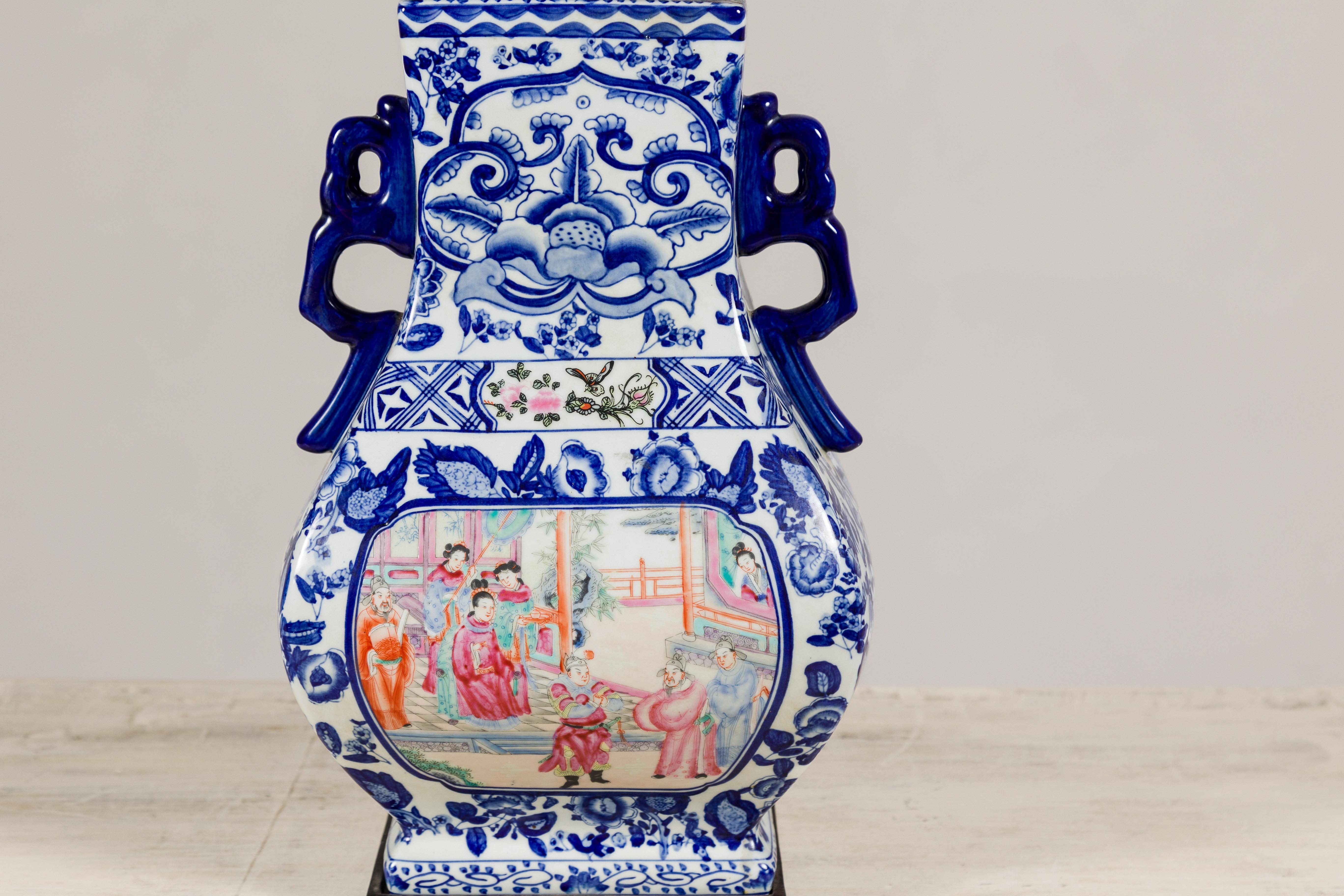 Porcelaine Lampe de table en porcelaine bleue et blanche avec des scènes de cour peintes à la main en vente