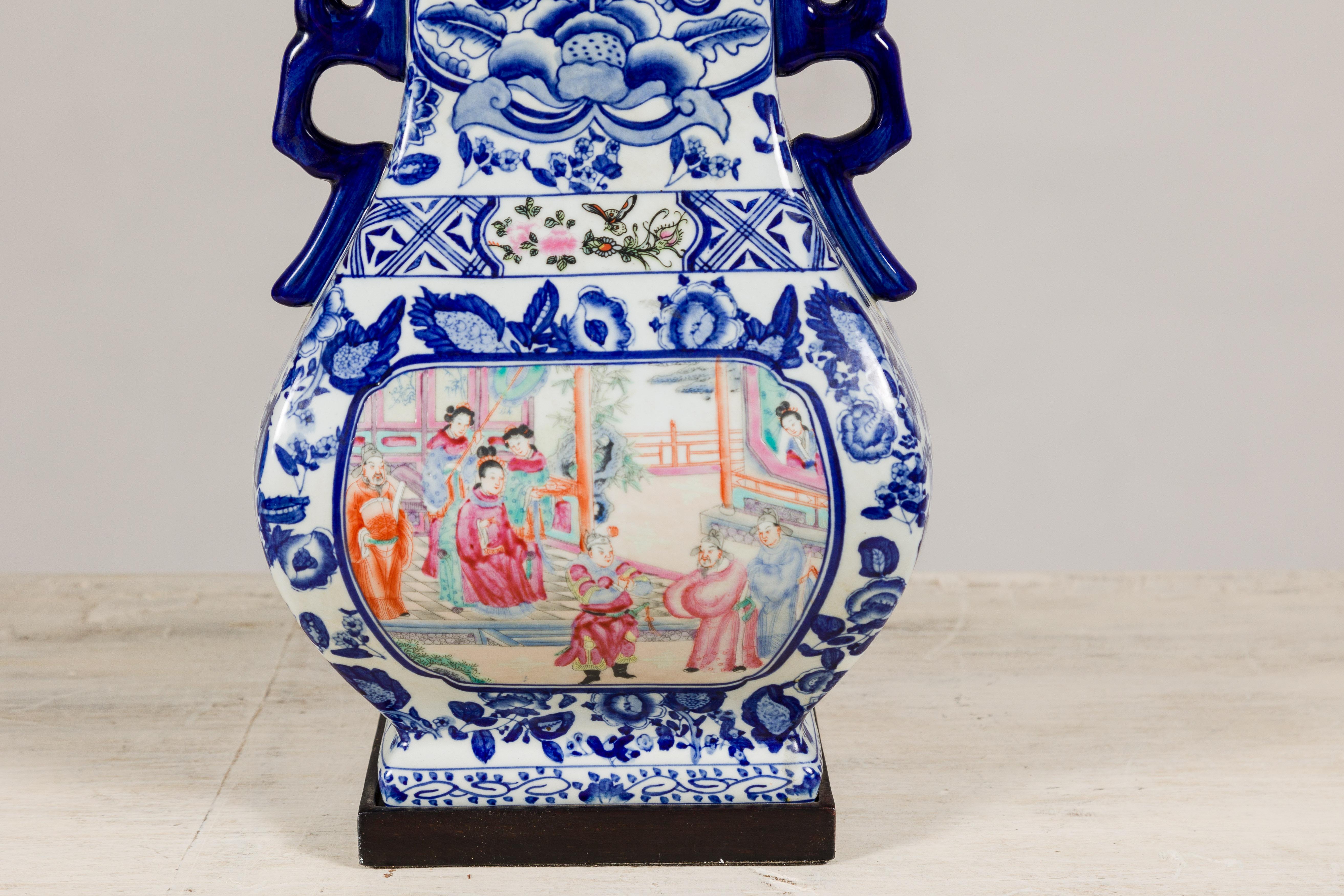Lampe de table en porcelaine bleue et blanche avec des scènes de cour peintes à la main en vente 1