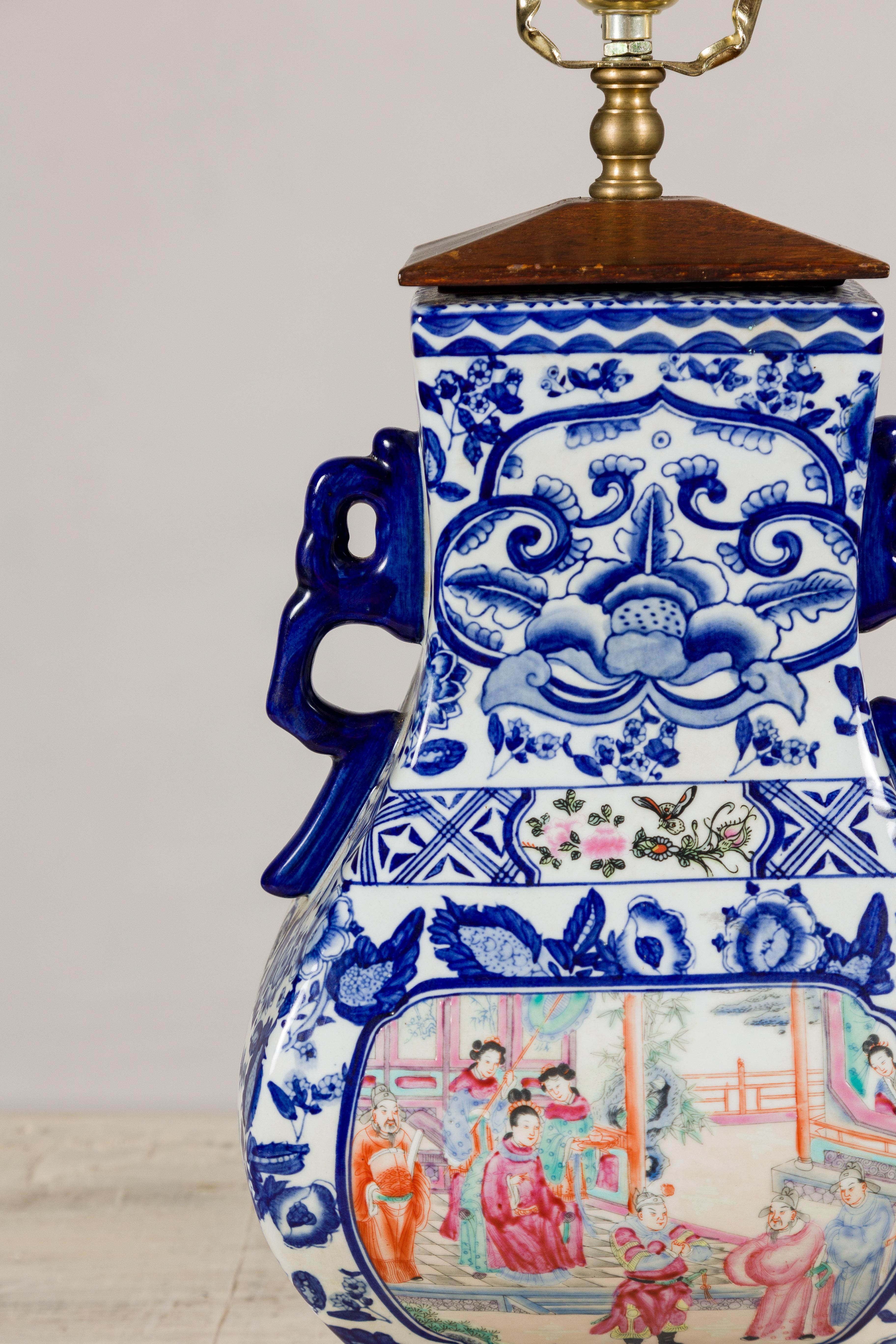 Lampe de table en porcelaine bleue et blanche avec des scènes de cour peintes à la main en vente 2