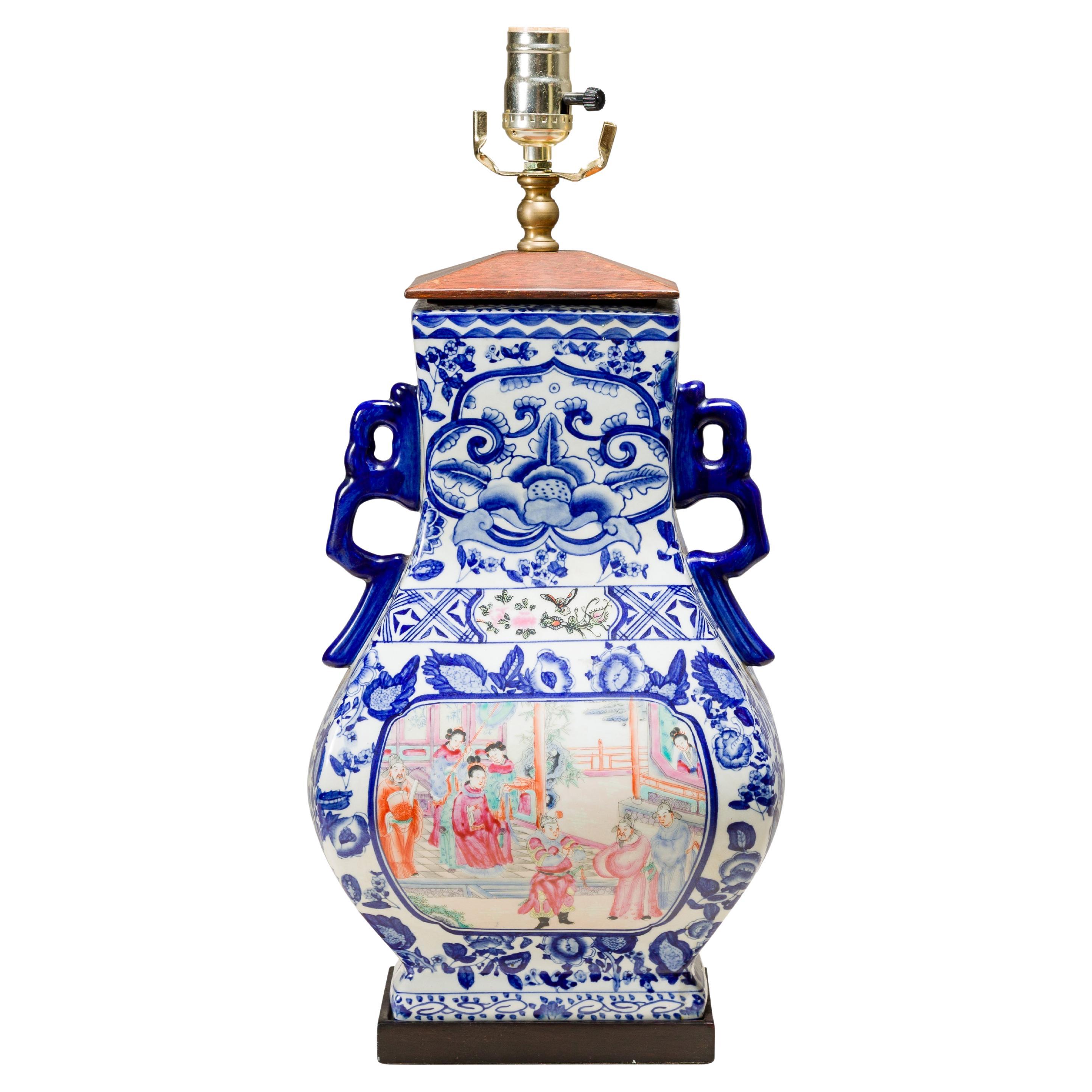 Lampe de table en porcelaine bleue et blanche avec des scènes de cour peintes à la main en vente