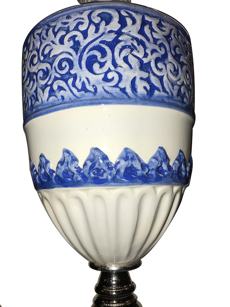 Lampes de table italiennes en porcelaine en forme d'urne avec bases à piédestal, datant des années 1940.

Mesures
Hauteur du corps : 17,5
