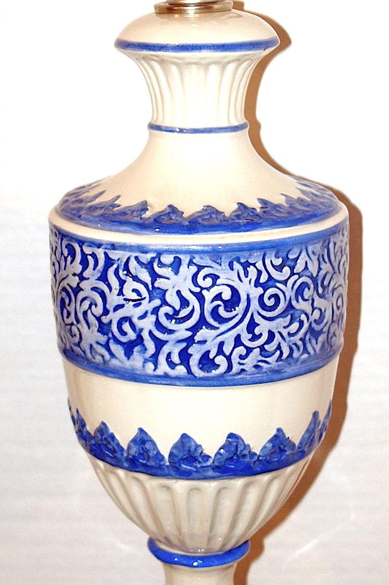 Milieu du XXe siècle Lampes de table porcelaine bleue et blanche en vente