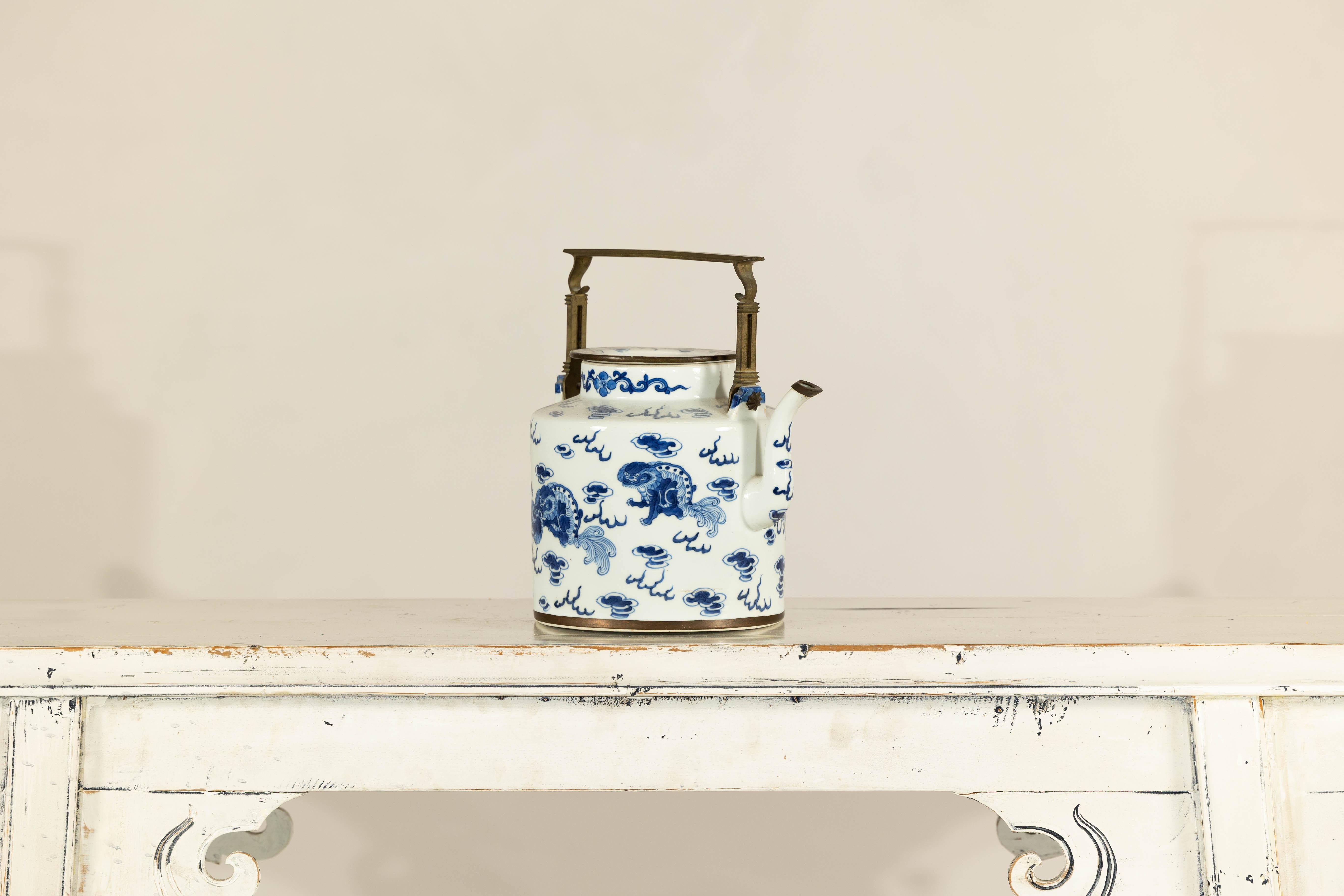 Tetera de porcelana azul y blanca con motivos del mítico Qilin y nubes auspiciosas en venta 2