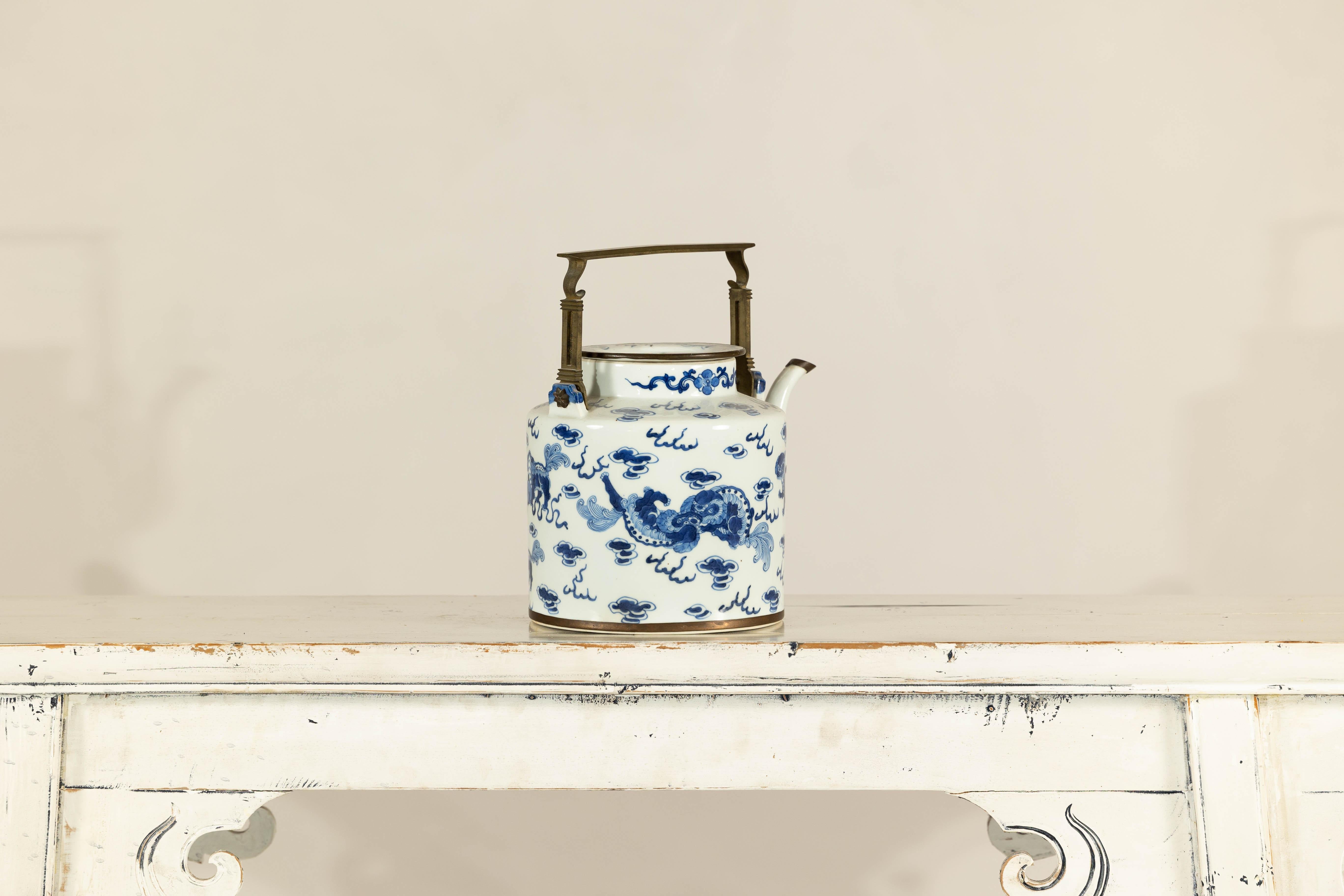 Tetera de porcelana azul y blanca con motivos del mítico Qilin y nubes auspiciosas en venta 3