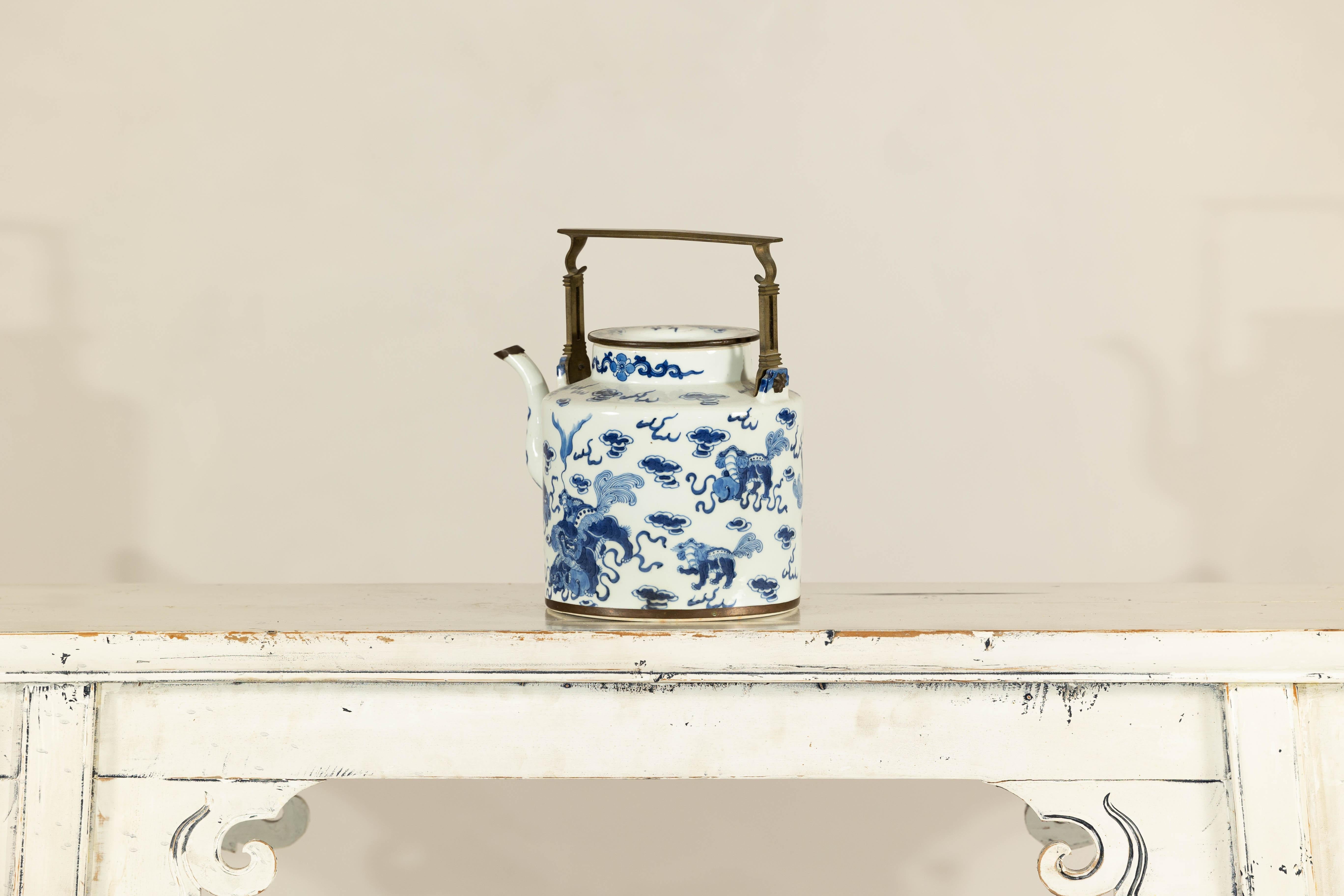 Tetera de porcelana azul y blanca con motivos del mítico Qilin y nubes auspiciosas en venta 4