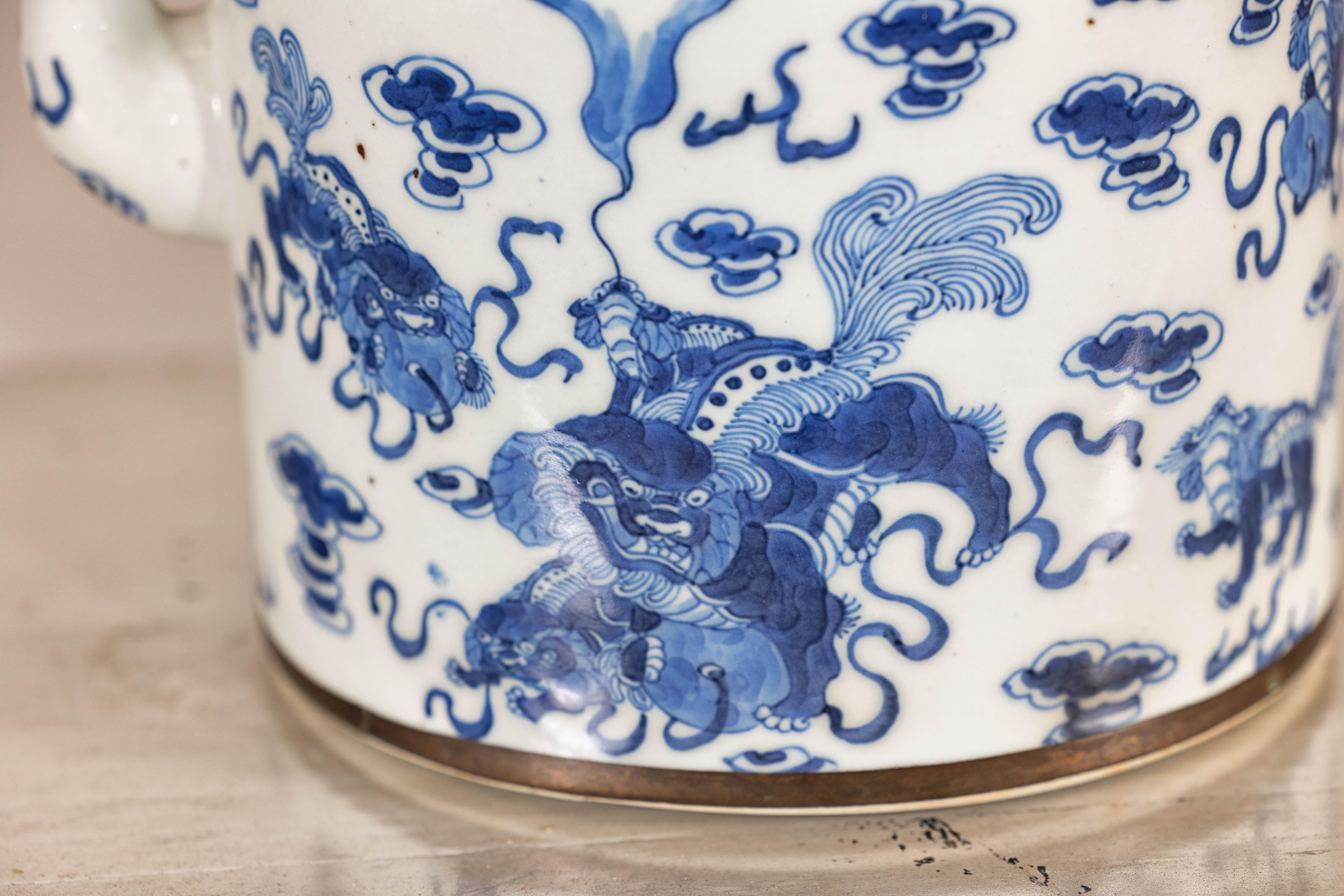 Tetera de porcelana azul y blanca con motivos del mítico Qilin y nubes auspiciosas en venta 8