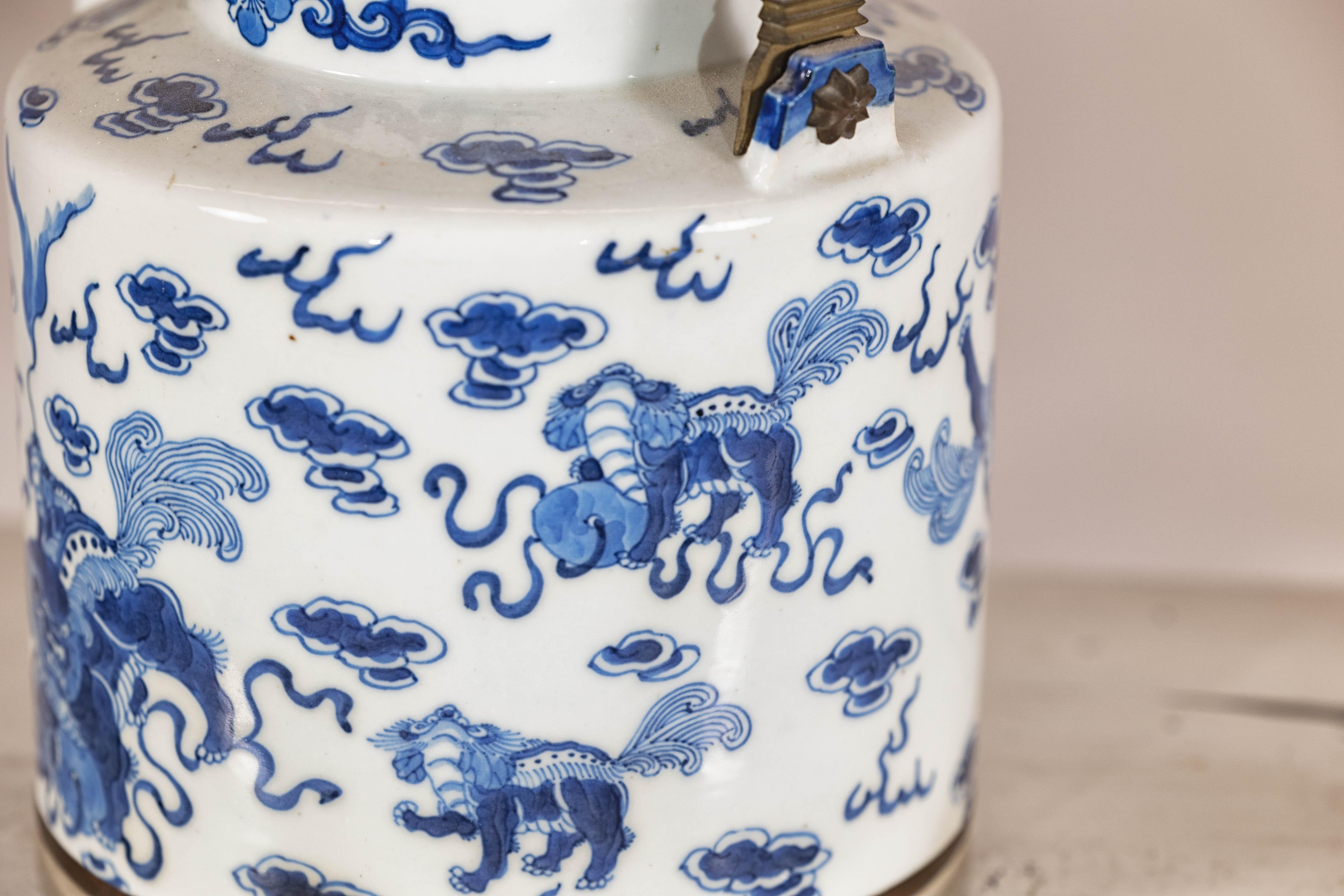 Tetera de porcelana azul y blanca con motivos del mítico Qilin y nubes auspiciosas en venta 9