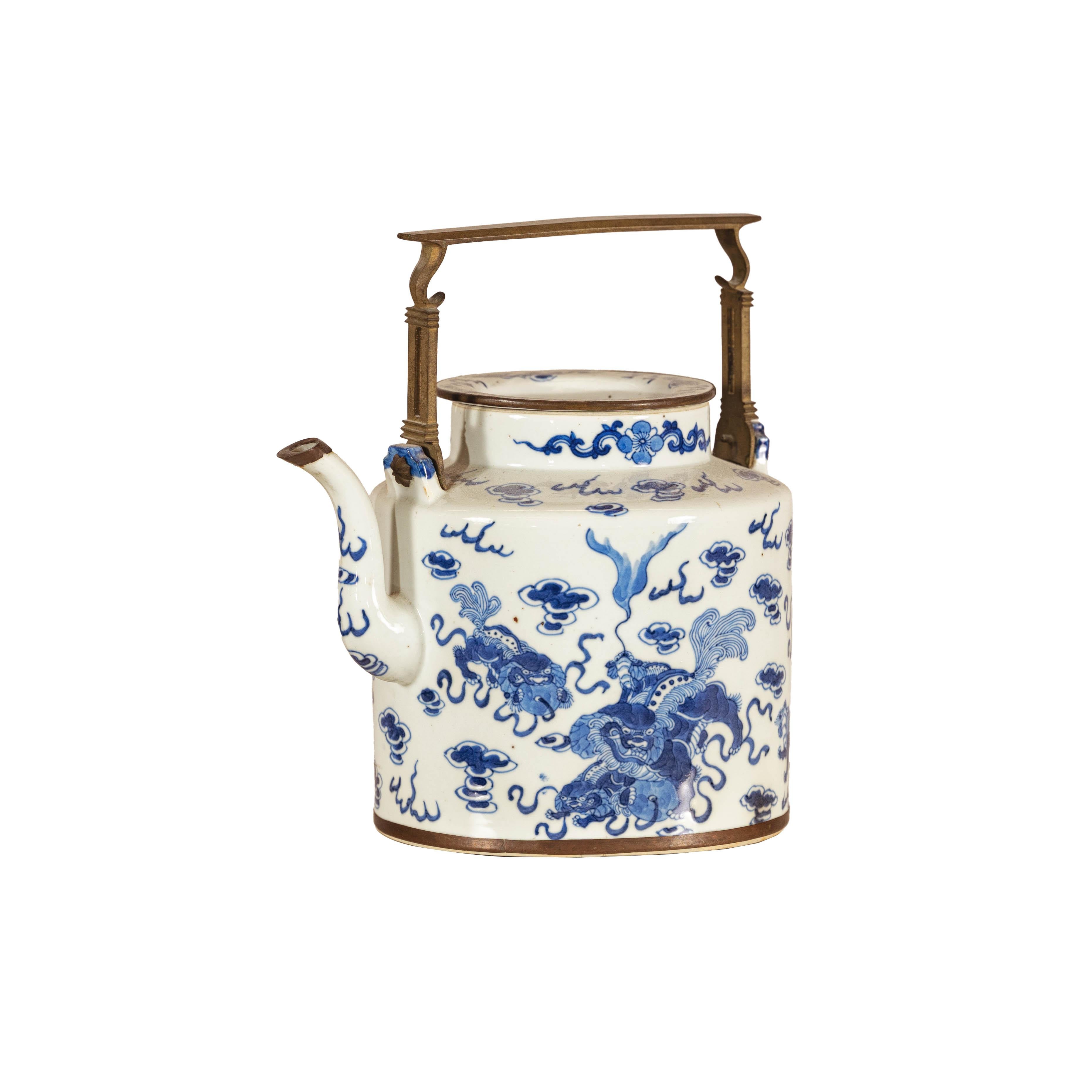 Tetera de porcelana azul y blanca con motivos del mítico Qilin y nubes auspiciosas en venta 10