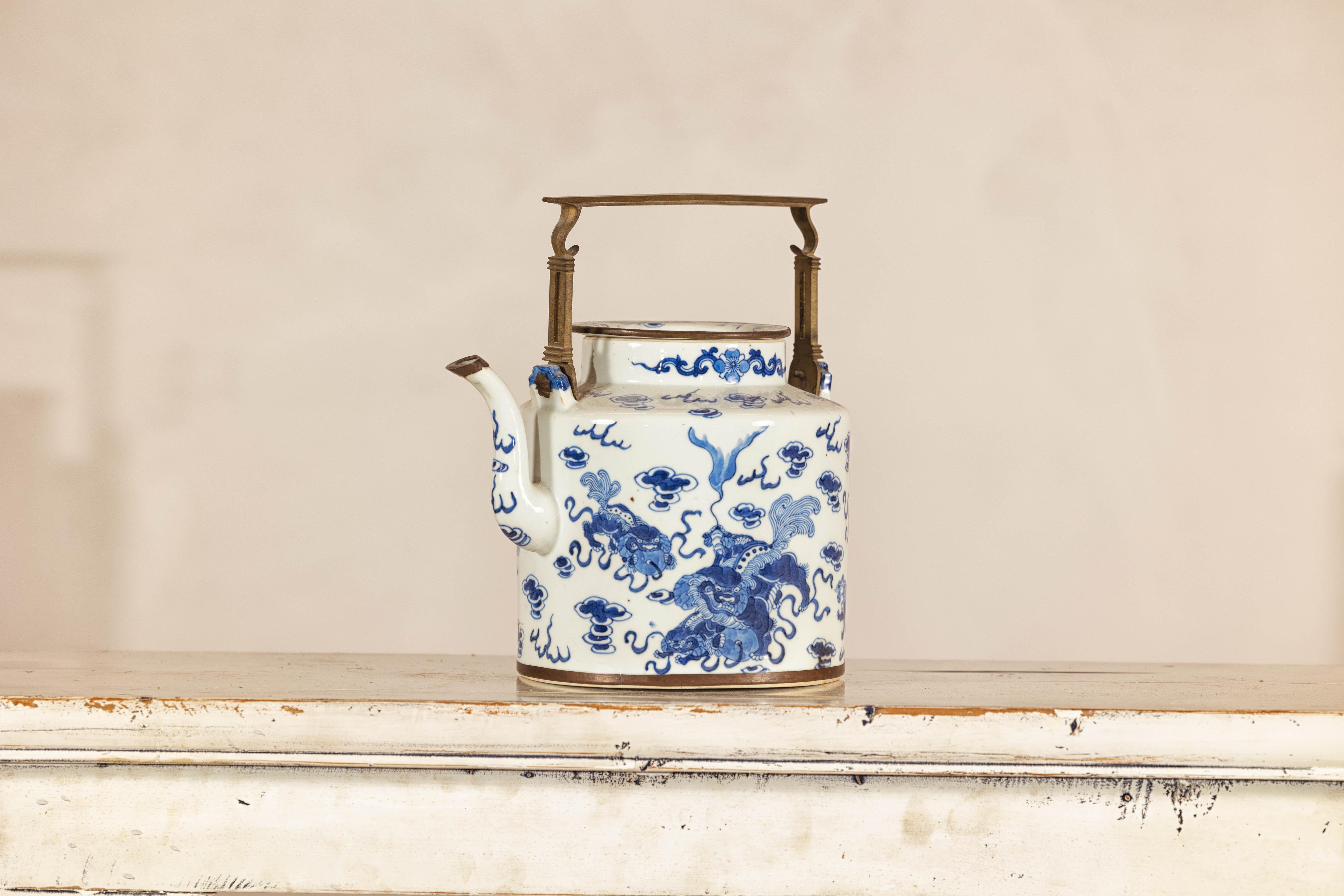 Tetera de porcelana china de exportación azul y blanca con el mítico Qilin y motivos de nubes auspiciosas. Exquisita y rica en arte cultural, esta tetera de porcelana china de exportación de principios del siglo XX muestra cautivadores diseños