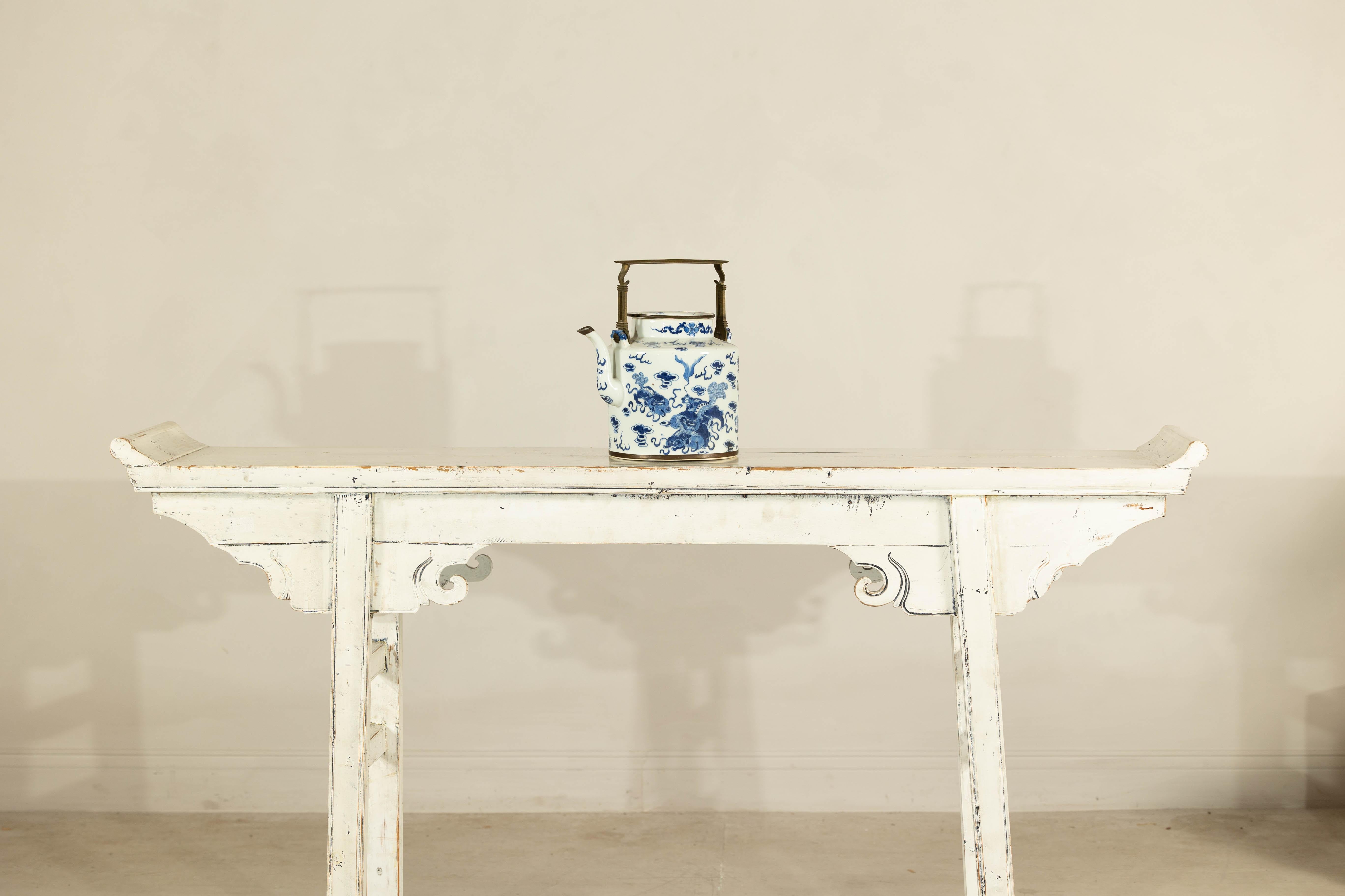 Tetera de porcelana azul y blanca con motivos del mítico Qilin y nubes auspiciosas Exportación china en venta