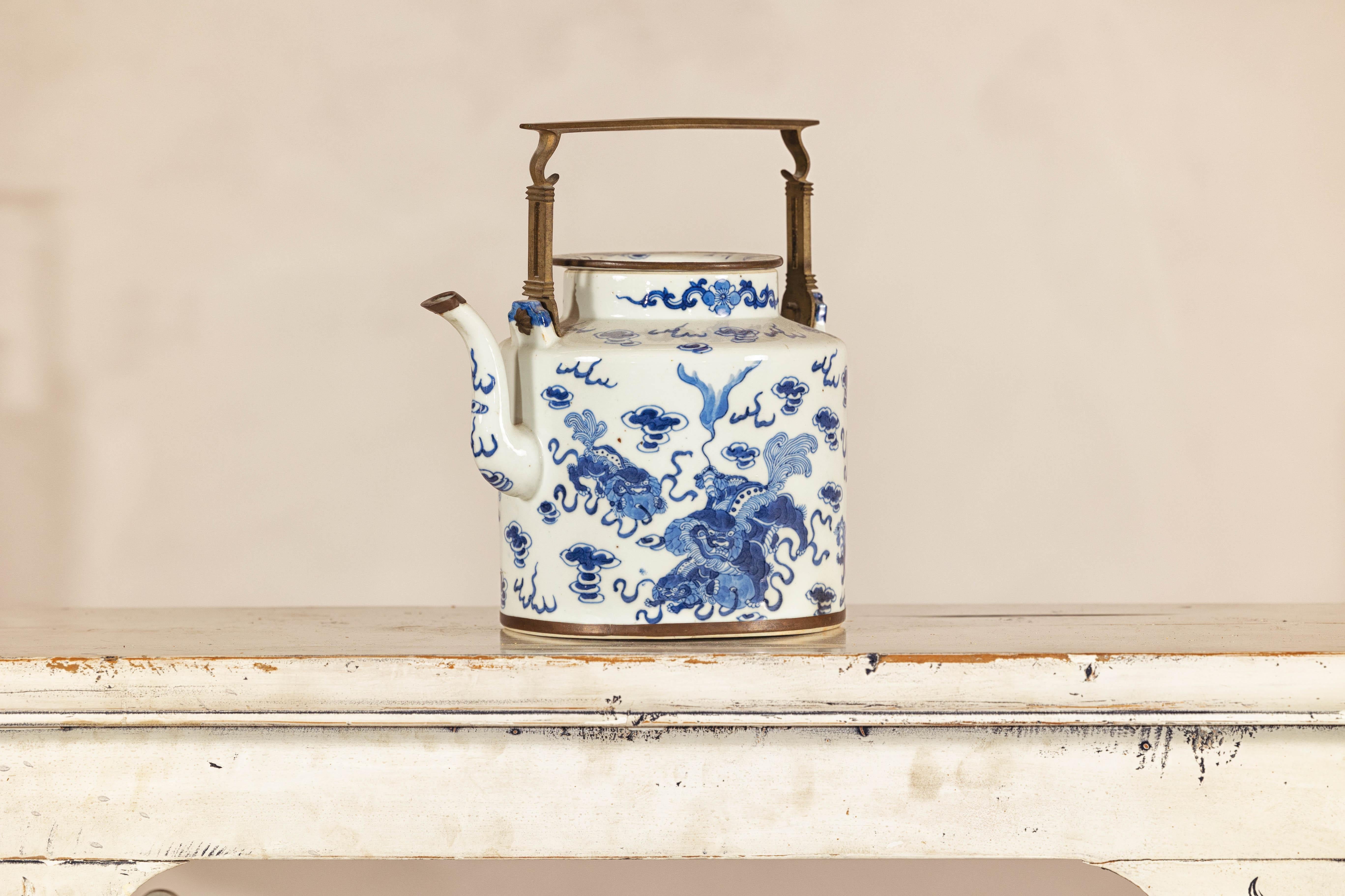 Tetera de porcelana azul y blanca con motivos del mítico Qilin y nubes auspiciosas Chino en venta