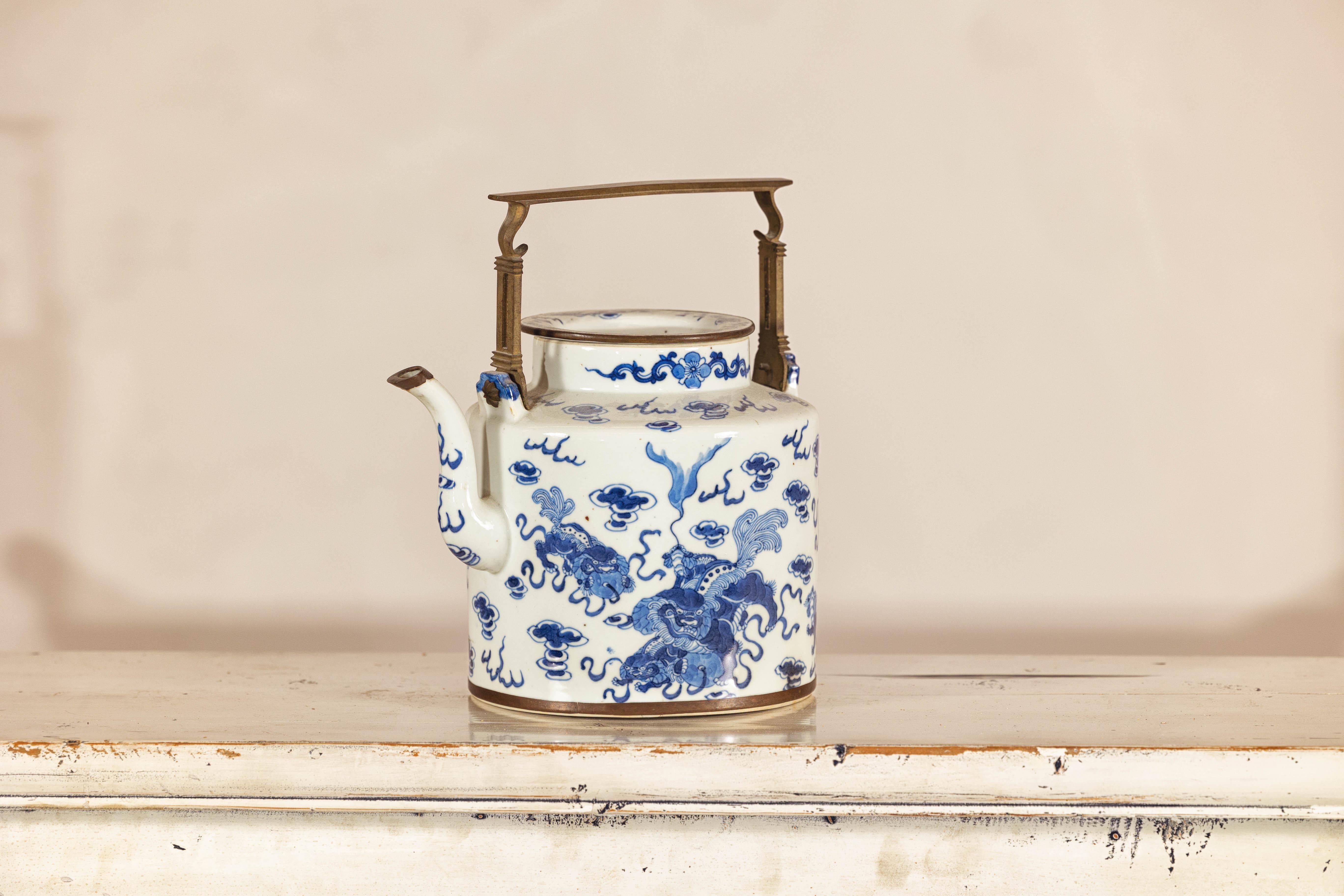 Tetera de porcelana azul y blanca con motivos del mítico Qilin y nubes auspiciosas Pintado a mano en venta