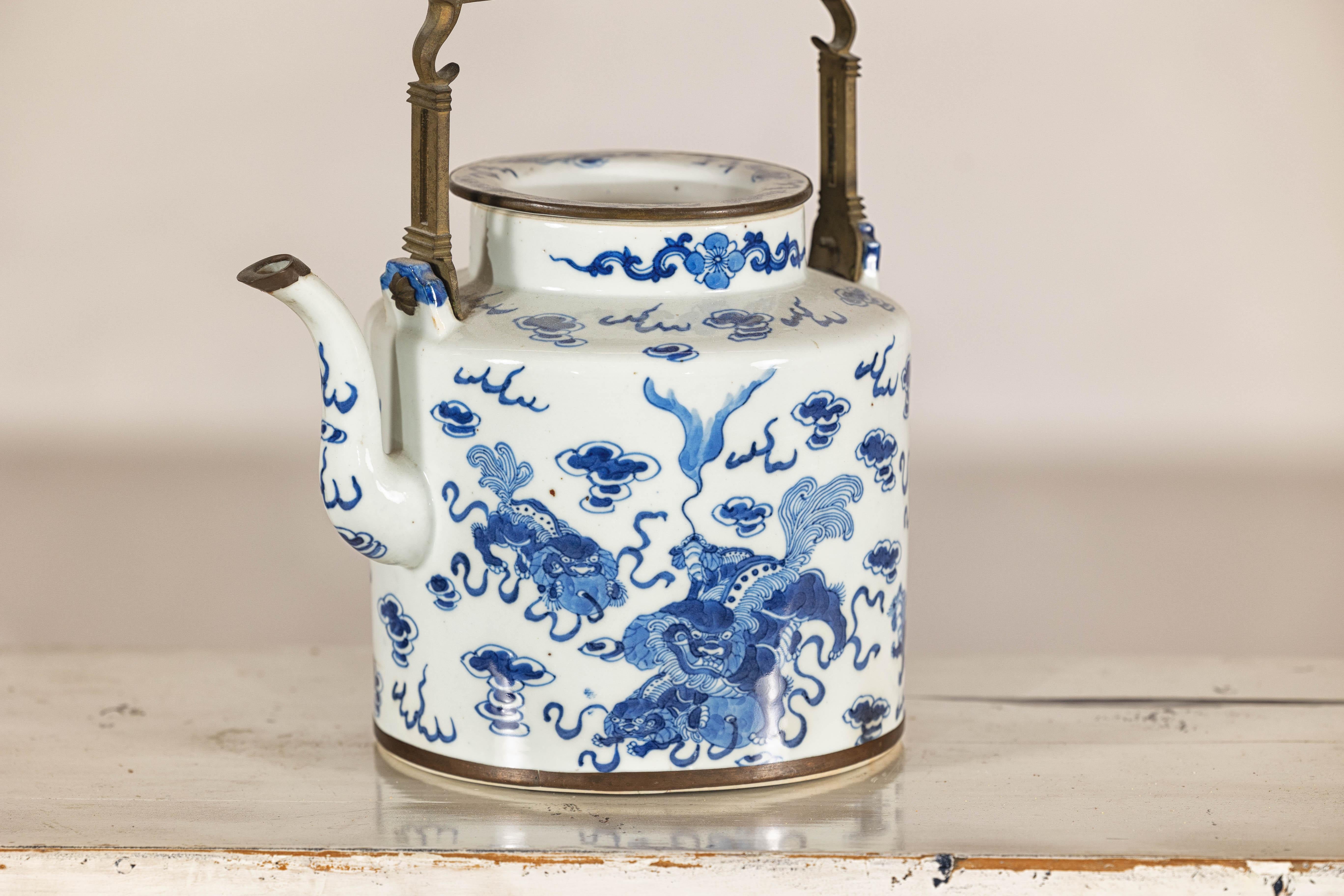Tetera de porcelana azul y blanca con motivos del mítico Qilin y nubes auspiciosas en Bueno estado para la venta en Yonkers, NY
