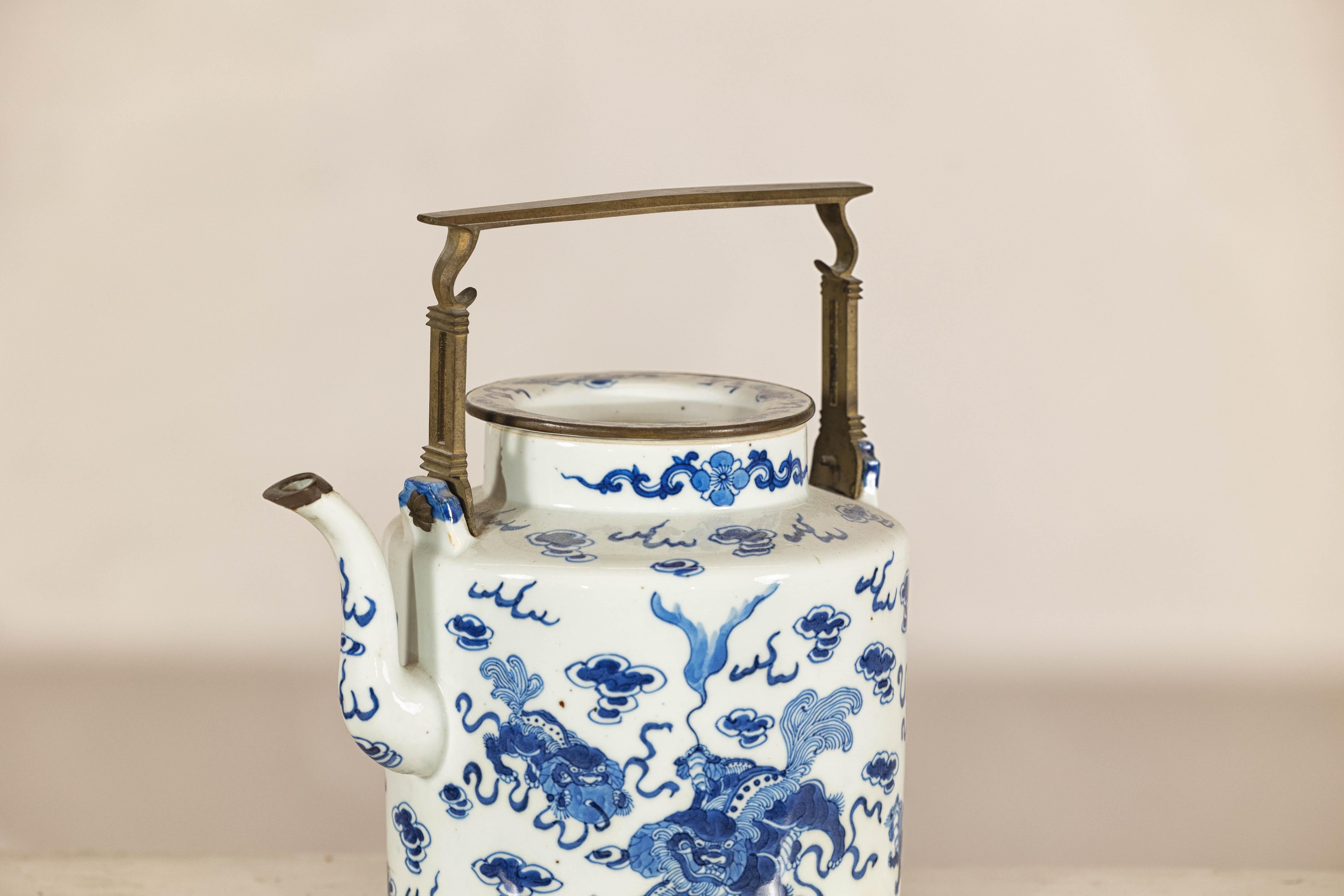 Tetera de porcelana azul y blanca con motivos del mítico Qilin y nubes auspiciosas siglo XX en venta