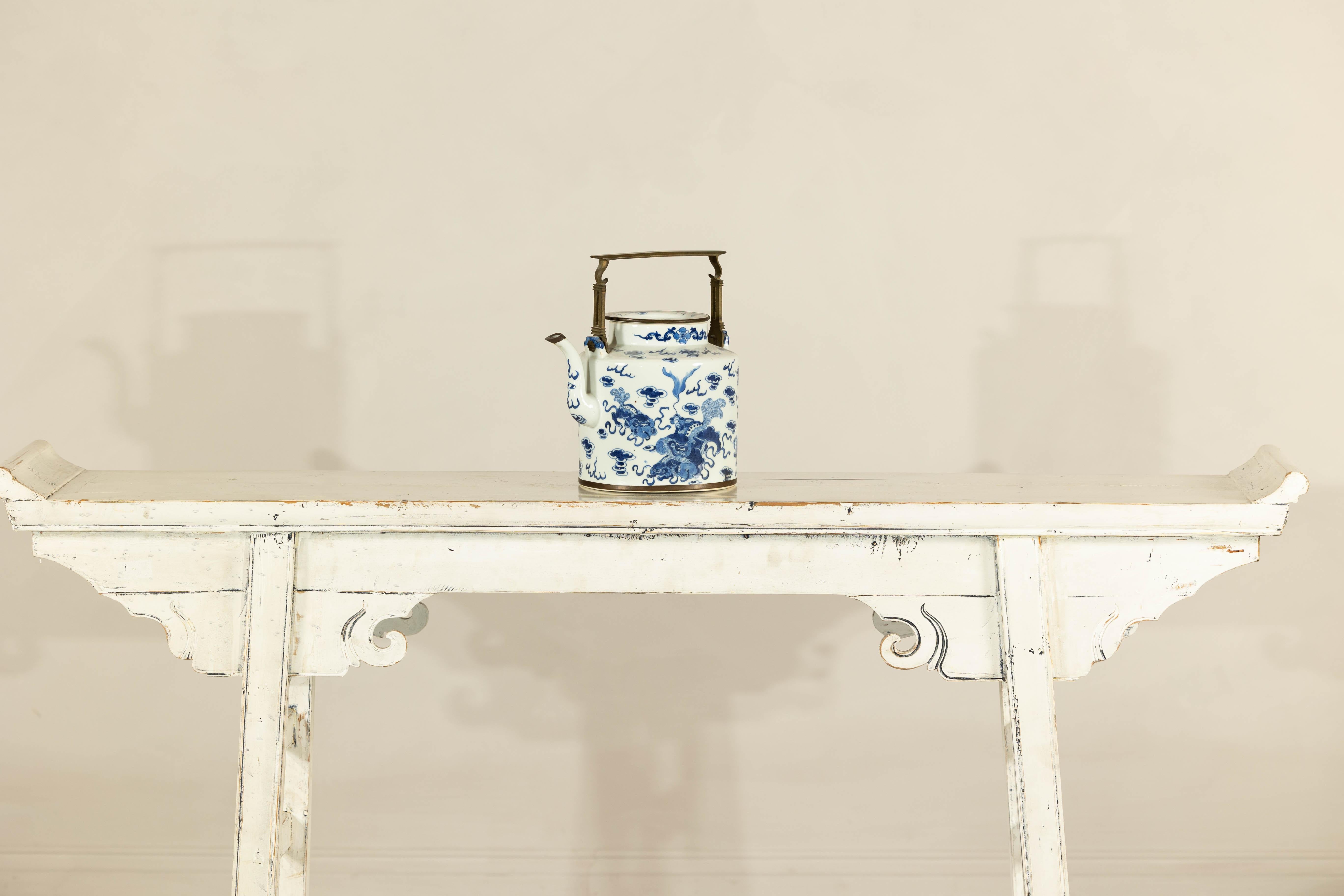 Tetera de porcelana azul y blanca con motivos del mítico Qilin y nubes auspiciosas en venta 1