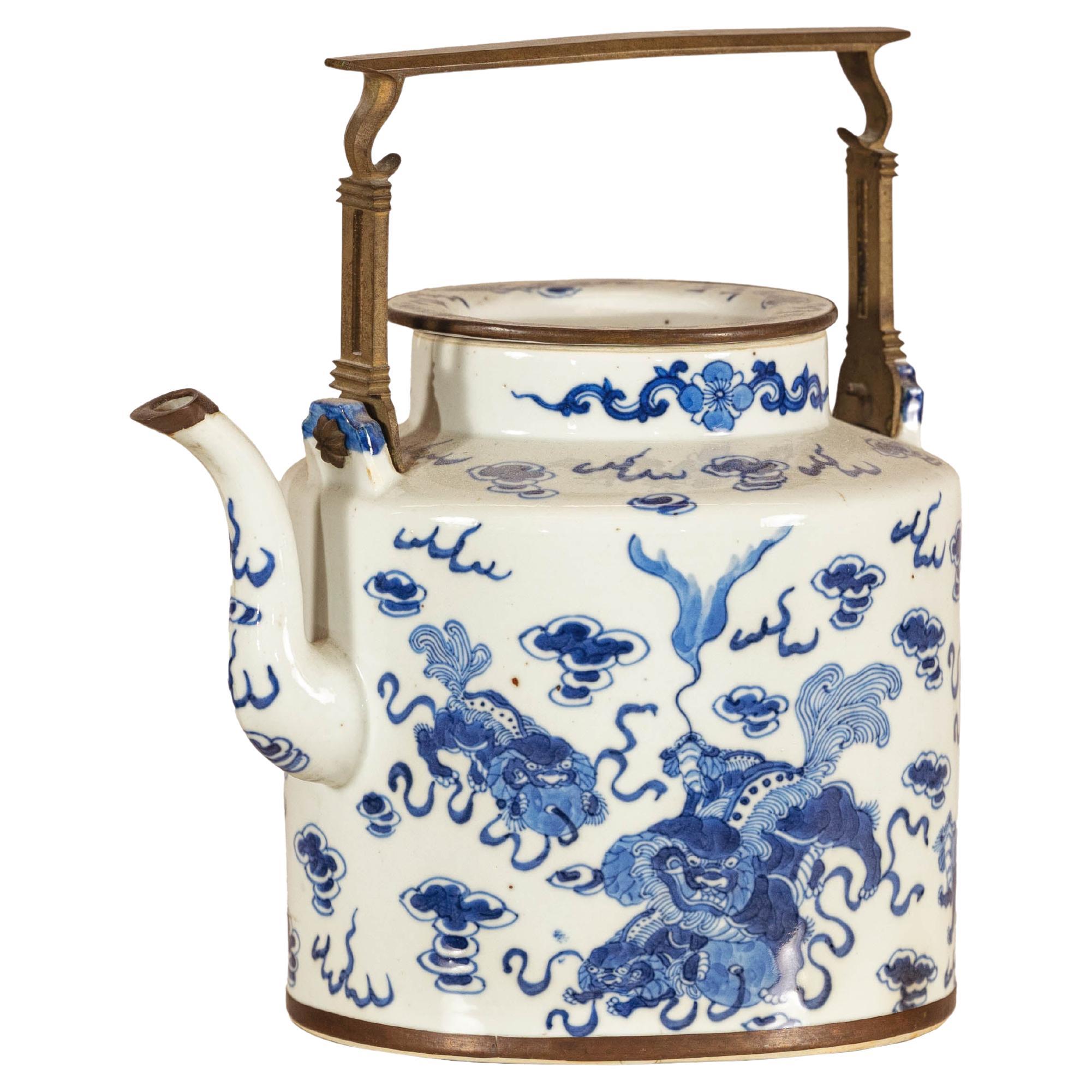 Tetera de porcelana azul y blanca con motivos del mítico Qilin y nubes auspiciosas en venta