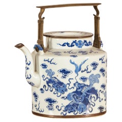 Teiera in porcellana bianca e blu con motivi mitici di Qilin e nuvole benefiche