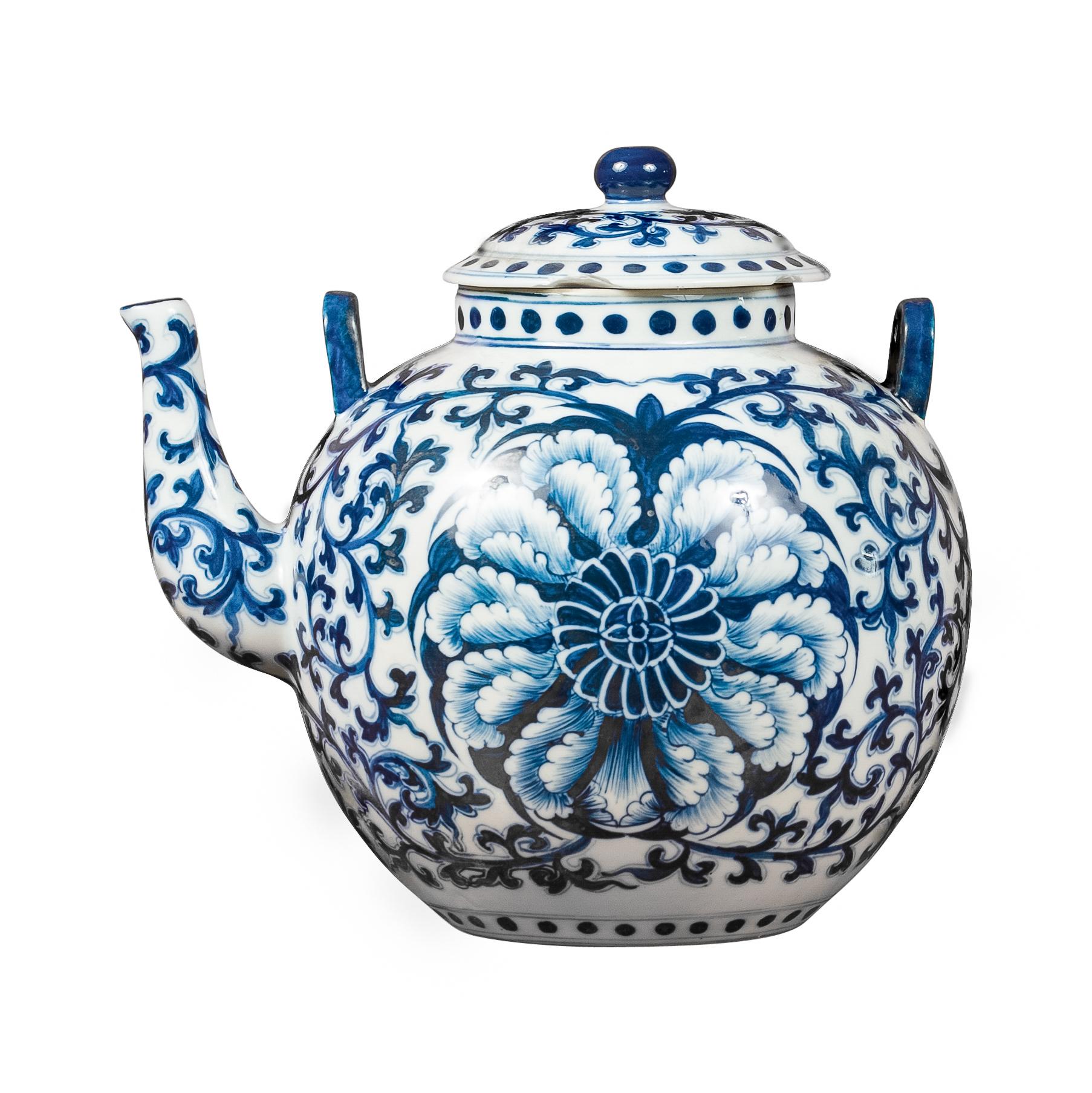 Tetera de porcelana azul y blanca con follaje en roleo y decoración floral en venta 6