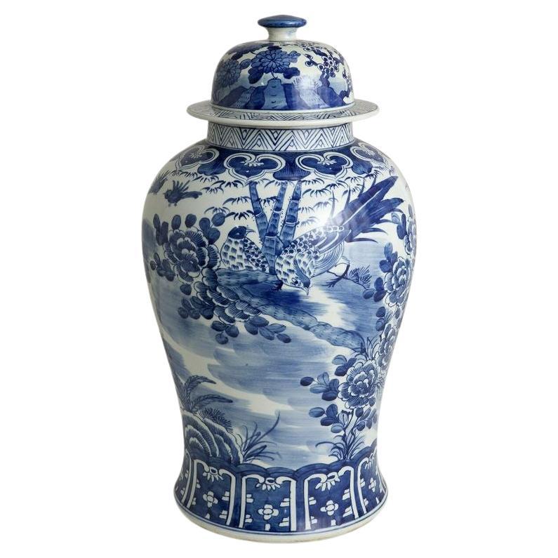Pot de temple en porcelaine bleu et blanc avec oiseaux