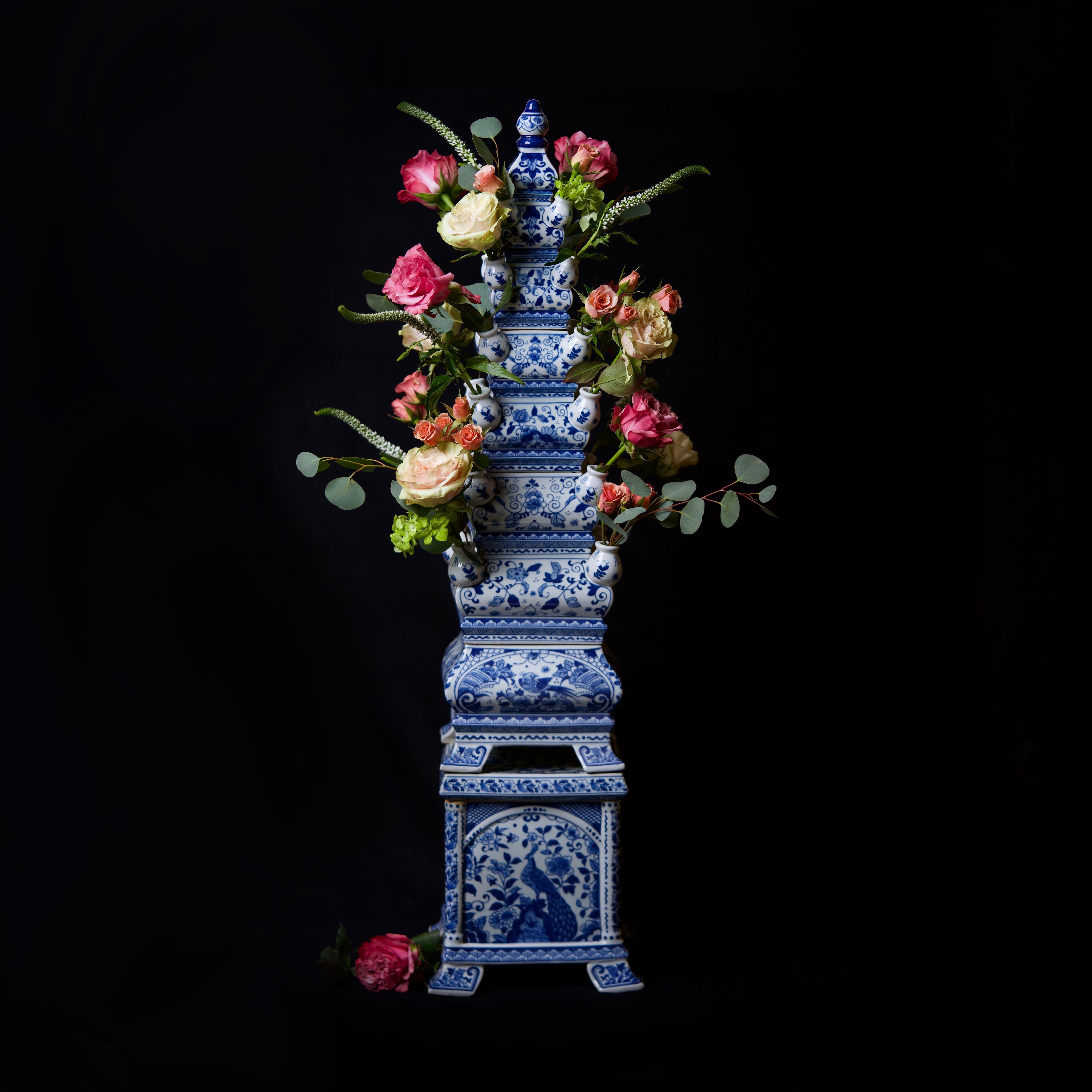 Questo vaso è un tradizionale tulipier in porcellana di Jingdezhen, una città che si è distinta a lungo per il patrocinio imperiale.  Nel XVII secolo le tulipiere venivano utilizzate per coltivare i bulbi di tulipano in casa ed erano pezzi d'arte