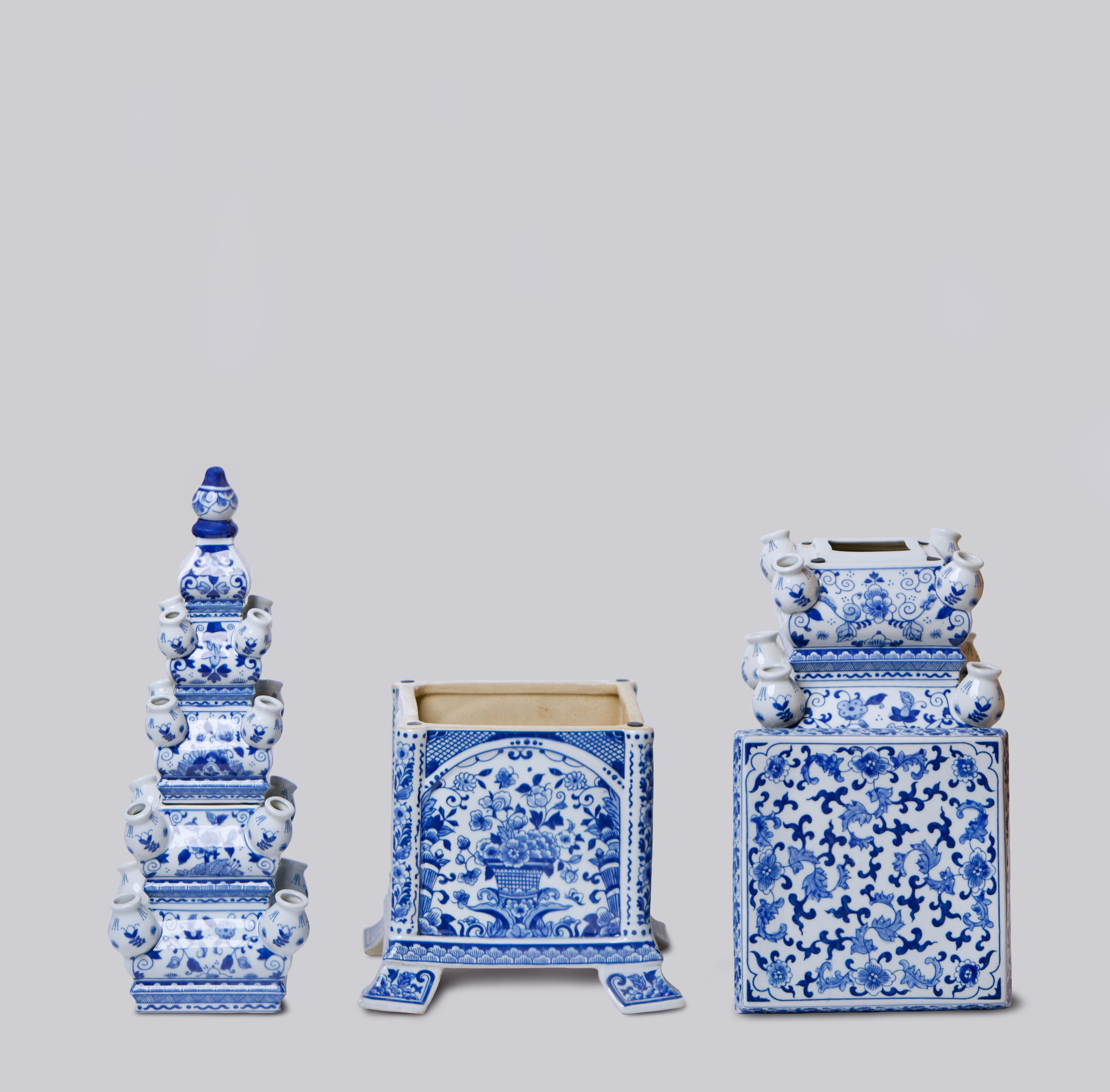 Tulpenvase aus blauem und weißem Porzellan (Gebrannt) im Angebot