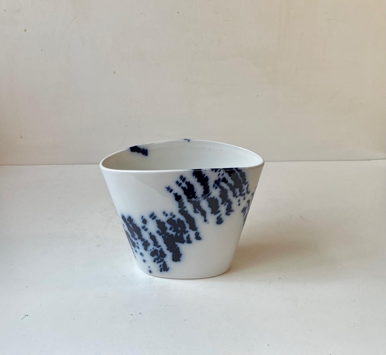 Vase en porcelaine moderne à décor bleu conçu par le céramiste danois Ivan Weiss et fabriqué par Royal Copenhagen dans les années 1980. Entièrement signé, numéroté et marqué à la base. Mesures : 15/18/9,5 cm.