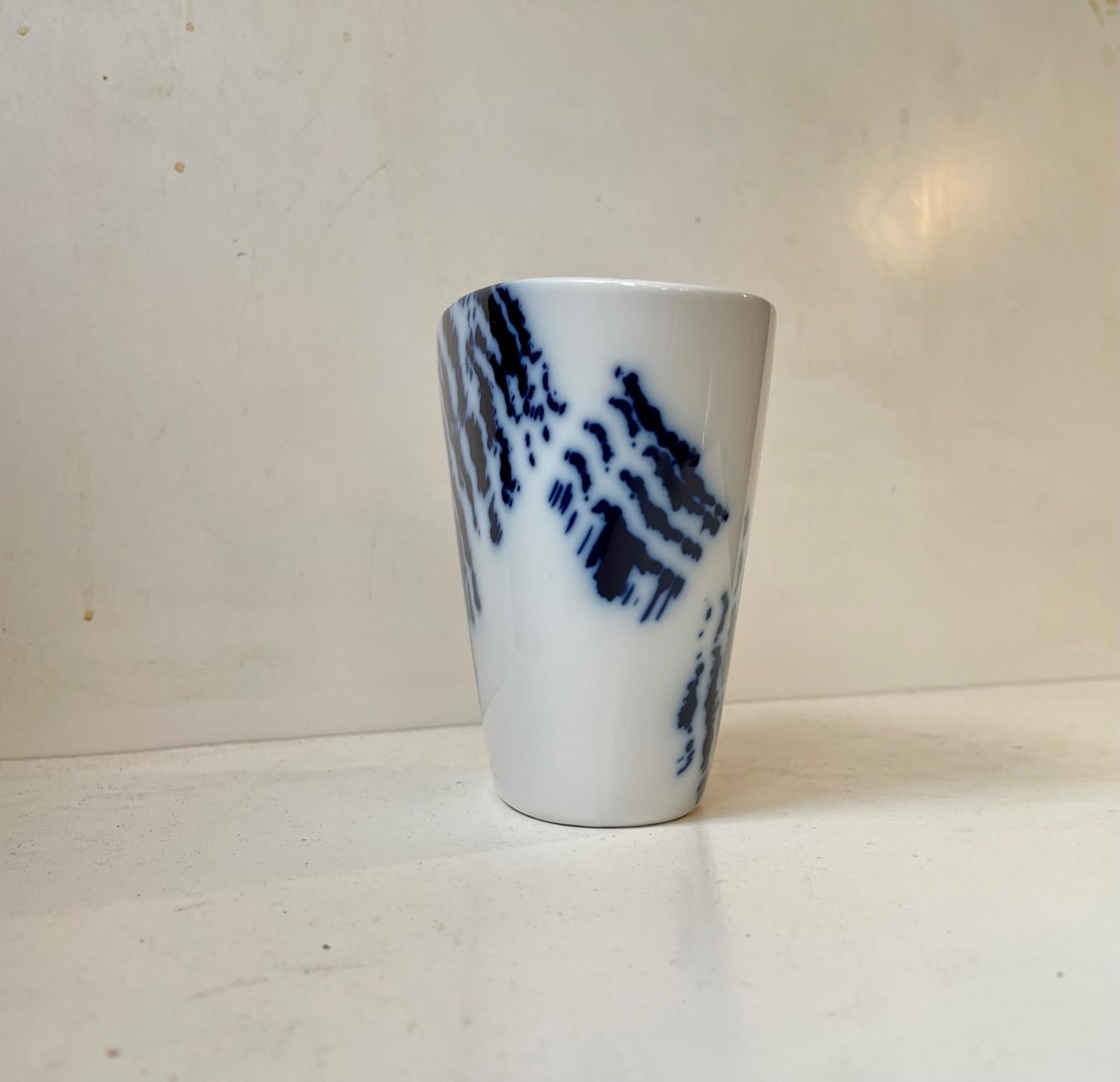 Moderne Vase en porcelaine bleue et blanche d'Ivan Weiss pour Royal Copenhagen, années 1980 en vente