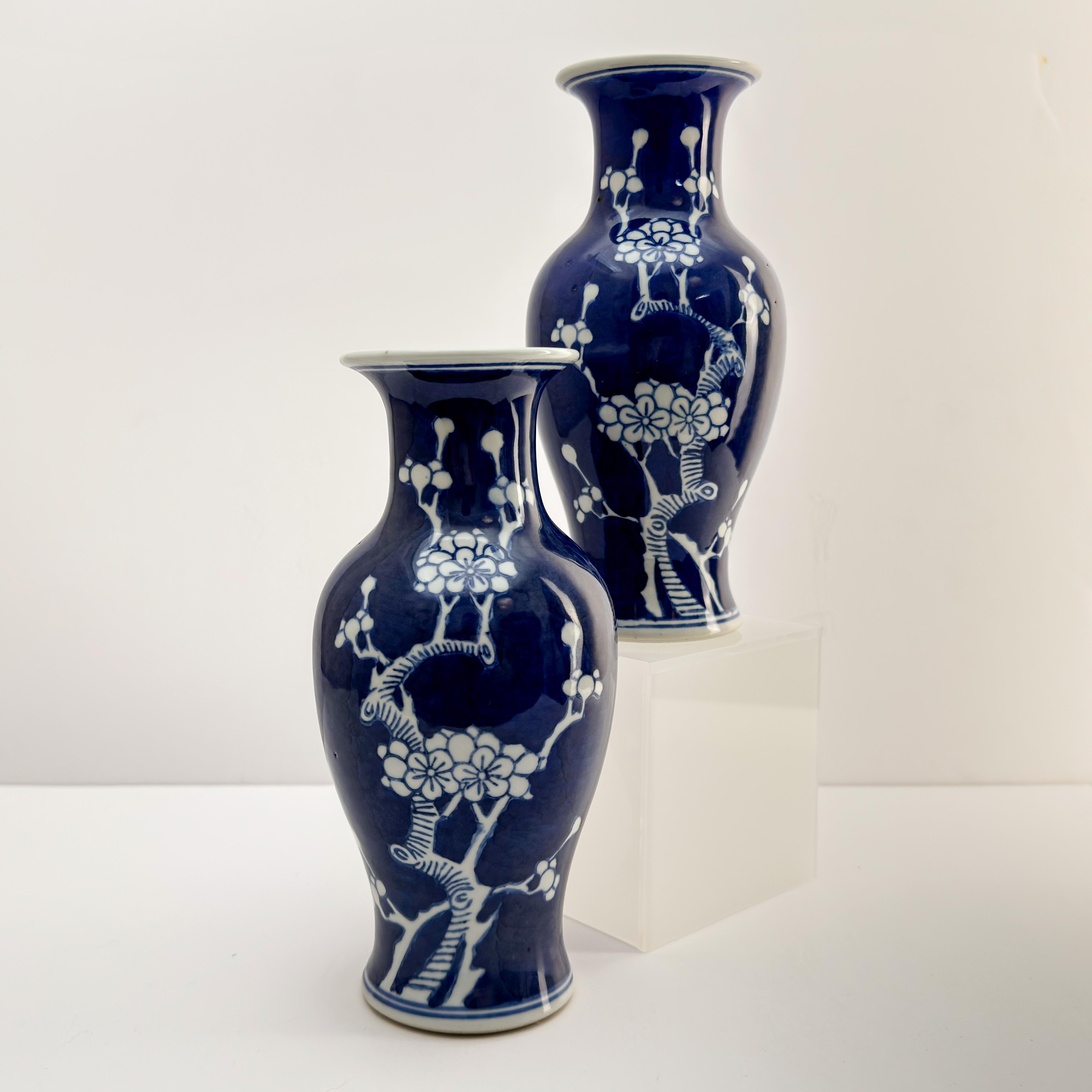 Coppia di vasi cinesi in porcellana bianca e blu, realizzati a mano in Cina negli anni '80 circa. 

Perfettamente dipinta a mano con un ricco smalto blu cobalto su una porcellana bianca sottosmalto.  Ogni vaso presenta il motivo dell'albero di