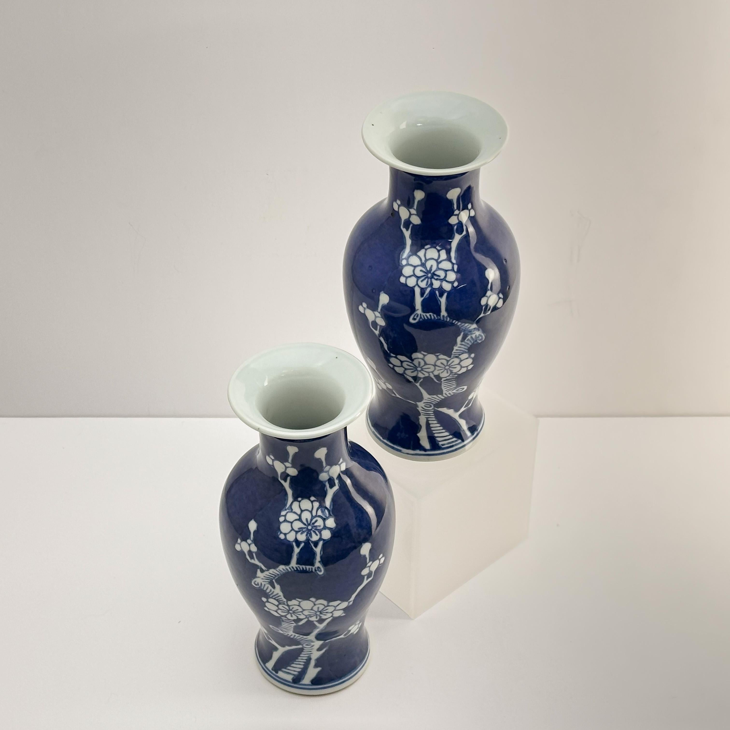 Qing Vaso in porcellana bianca e blu, cinese Kangxi Prunus, coppia abbinata anni '80 ca. in vendita