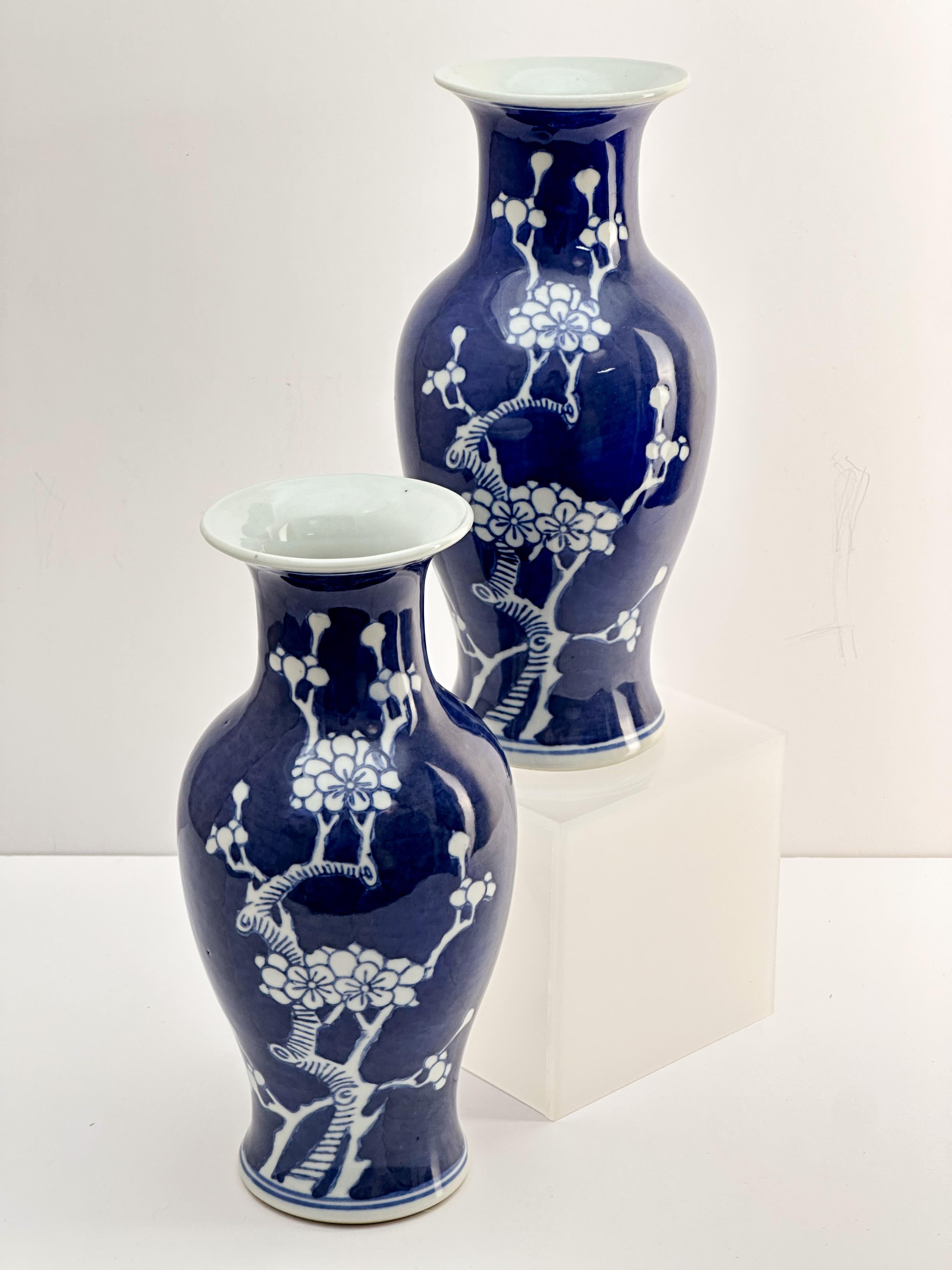 Cinese Vaso in porcellana bianca e blu, cinese Kangxi Prunus, coppia abbinata anni '80 ca. in vendita