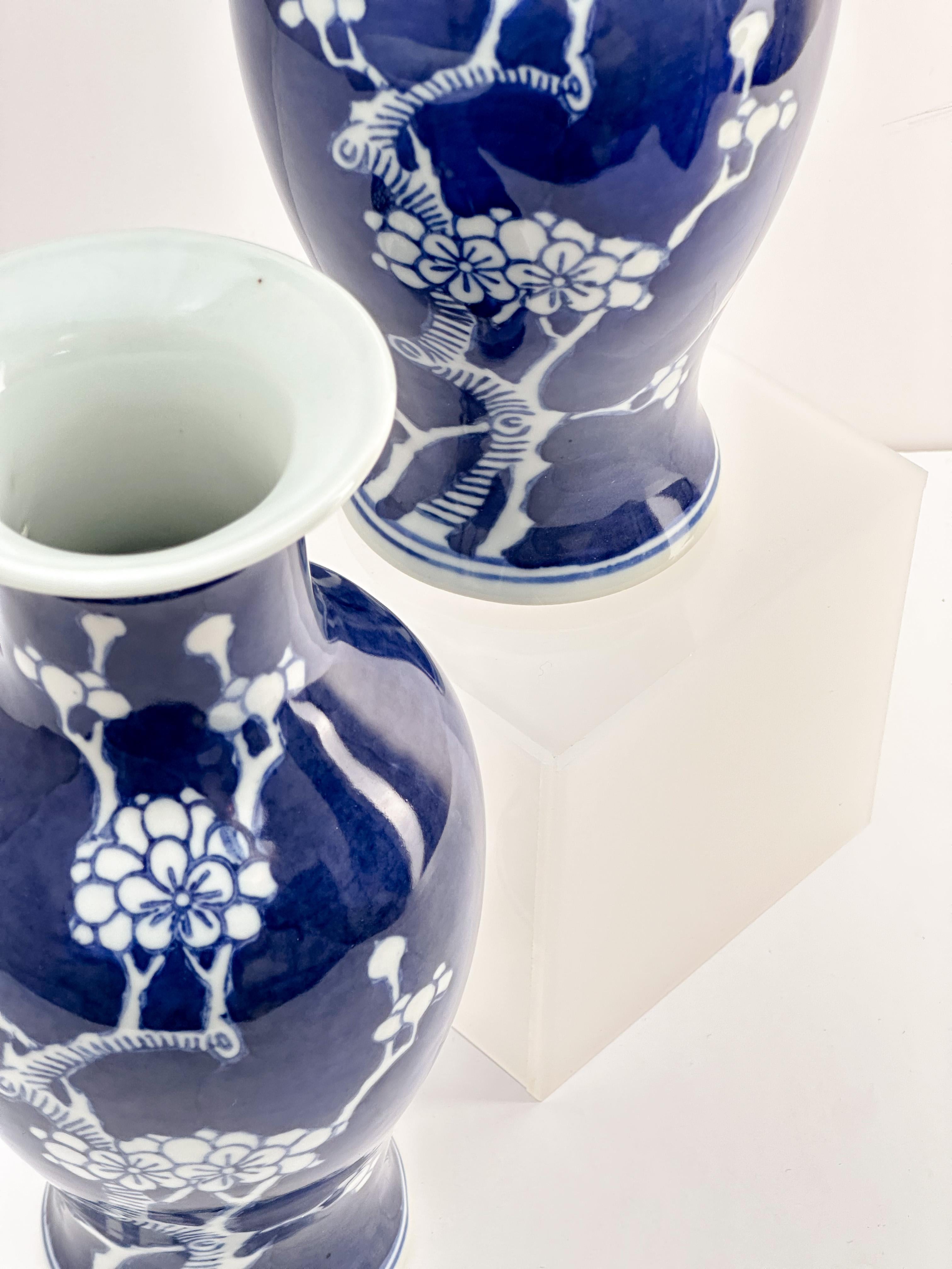 Smaltato Vaso in porcellana bianca e blu, cinese Kangxi Prunus, coppia abbinata anni '80 ca. in vendita