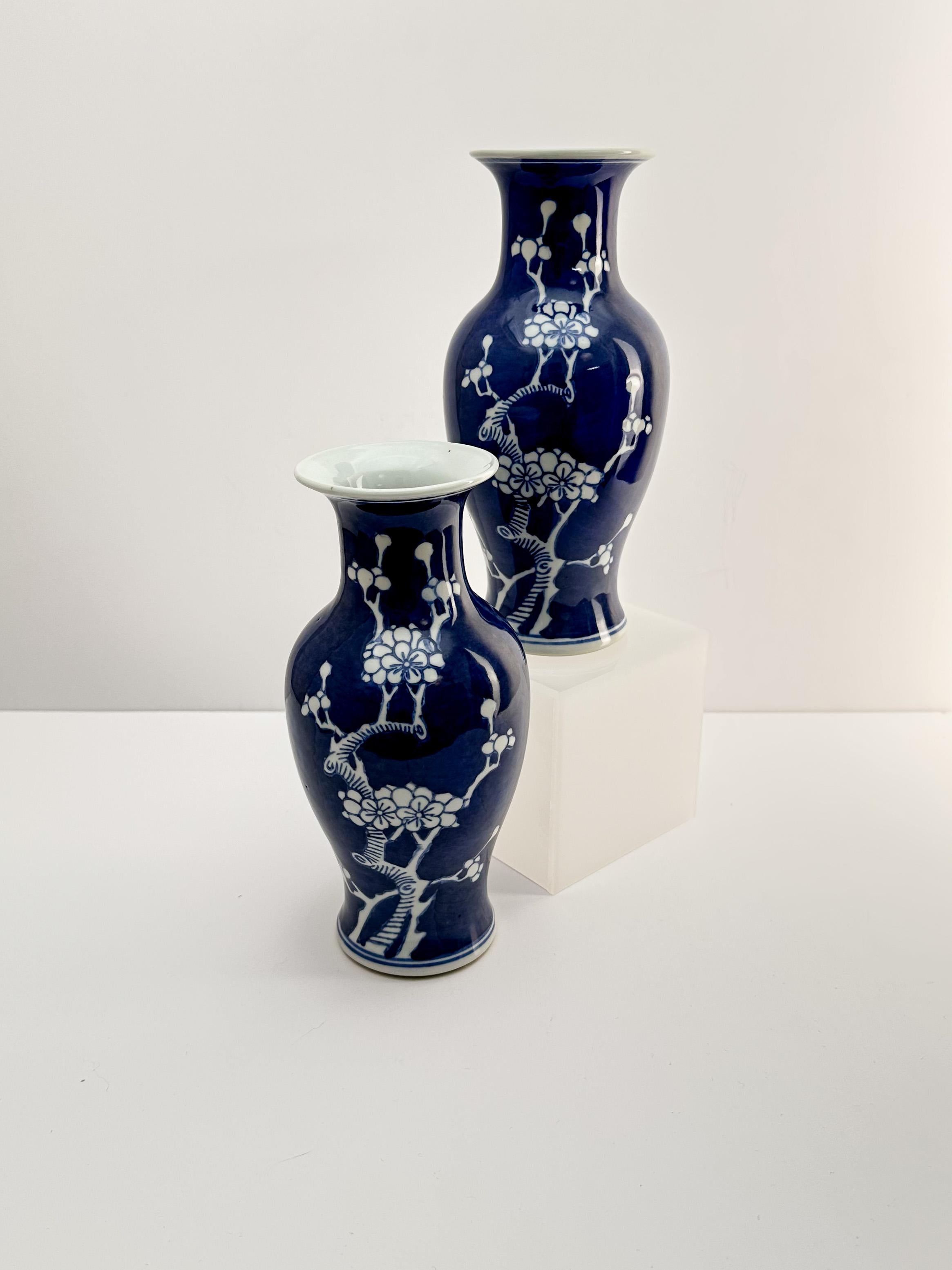 Vaso in porcellana bianca e blu, cinese Kangxi Prunus, coppia abbinata anni '80 ca. In condizioni buone in vendita a Glasgow, GB