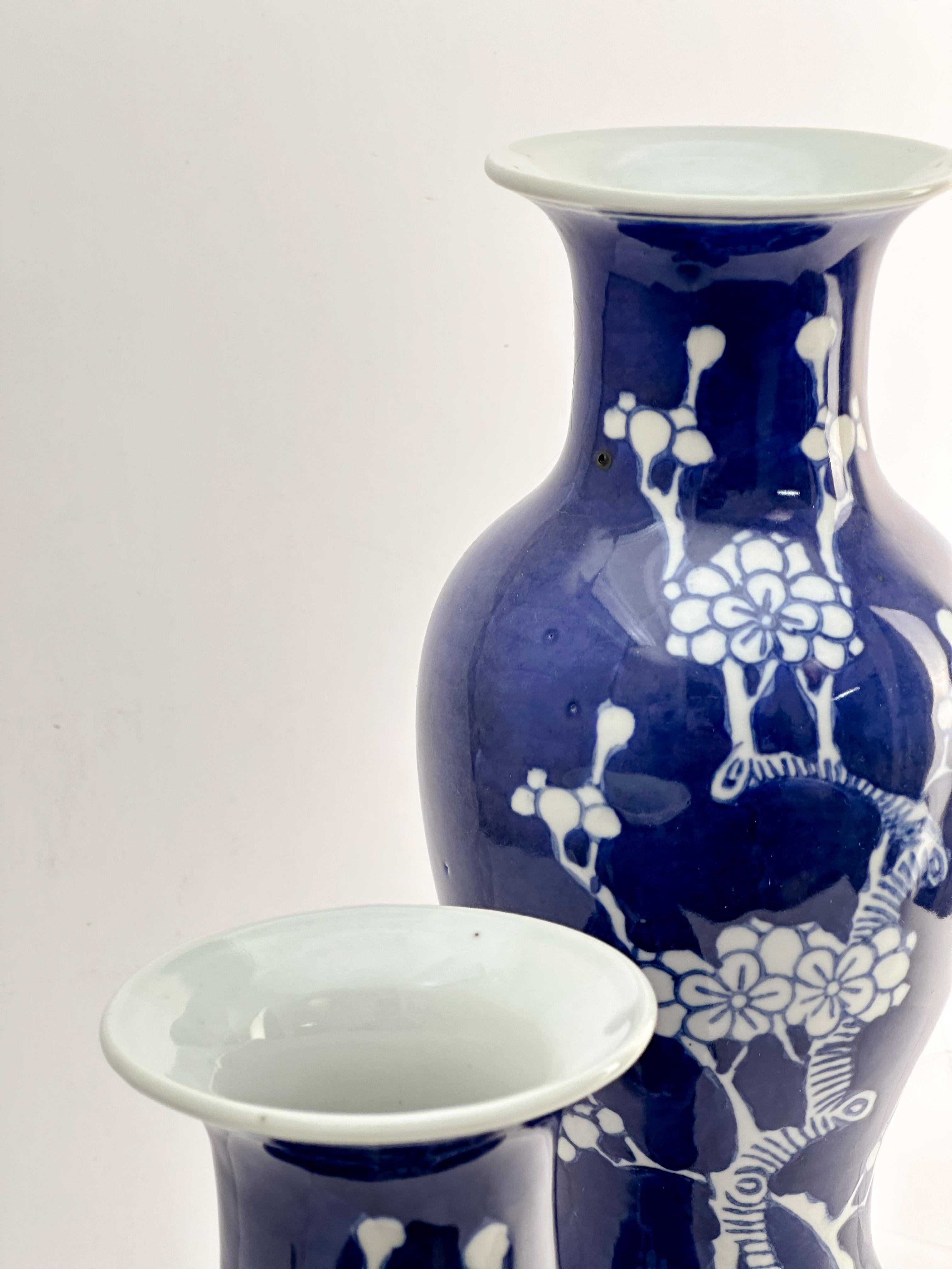 Fine XX secolo Vaso in porcellana bianca e blu, cinese Kangxi Prunus, coppia abbinata anni '80 ca. in vendita