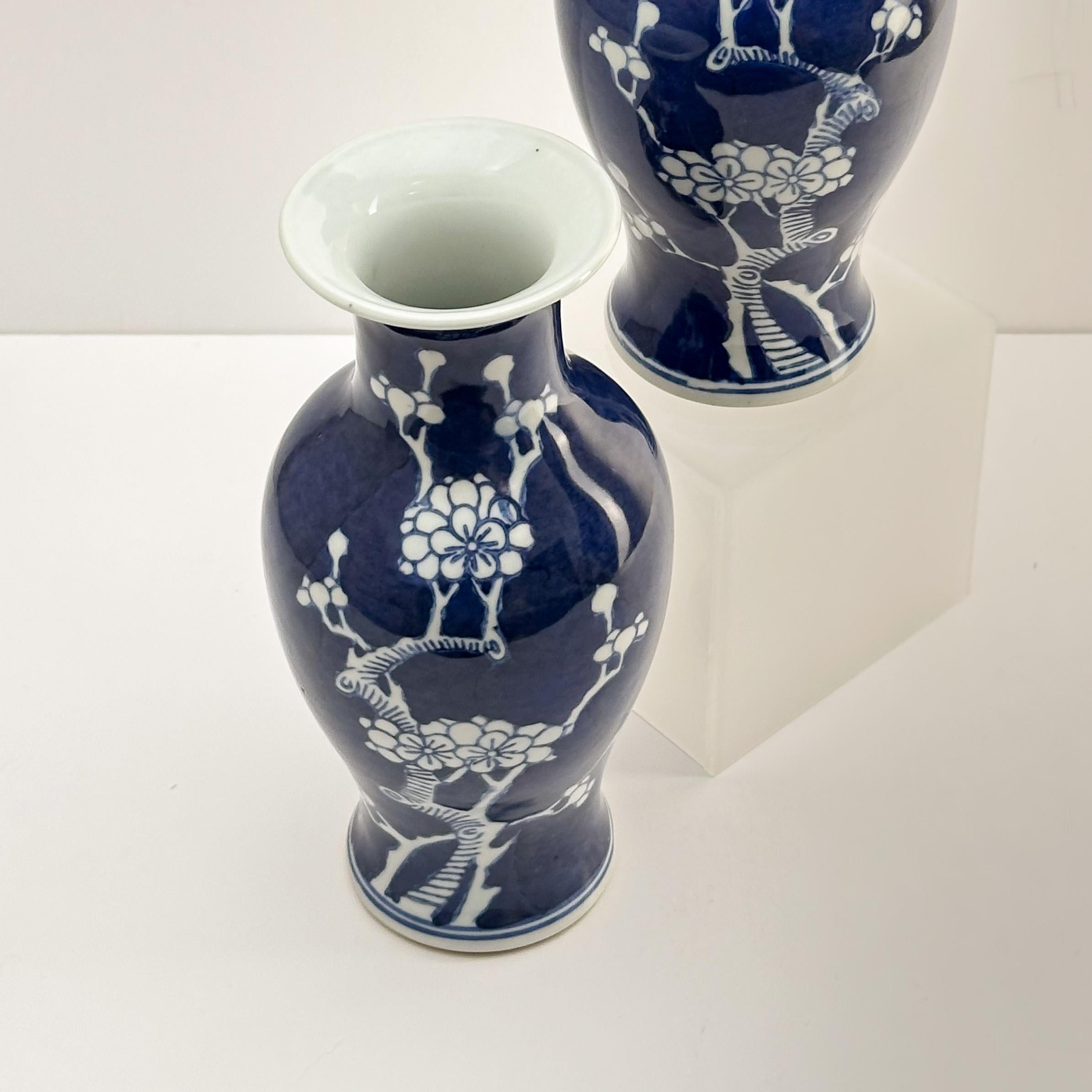 Smalto Vaso in porcellana bianca e blu, cinese Kangxi Prunus, coppia abbinata anni '80 ca. in vendita