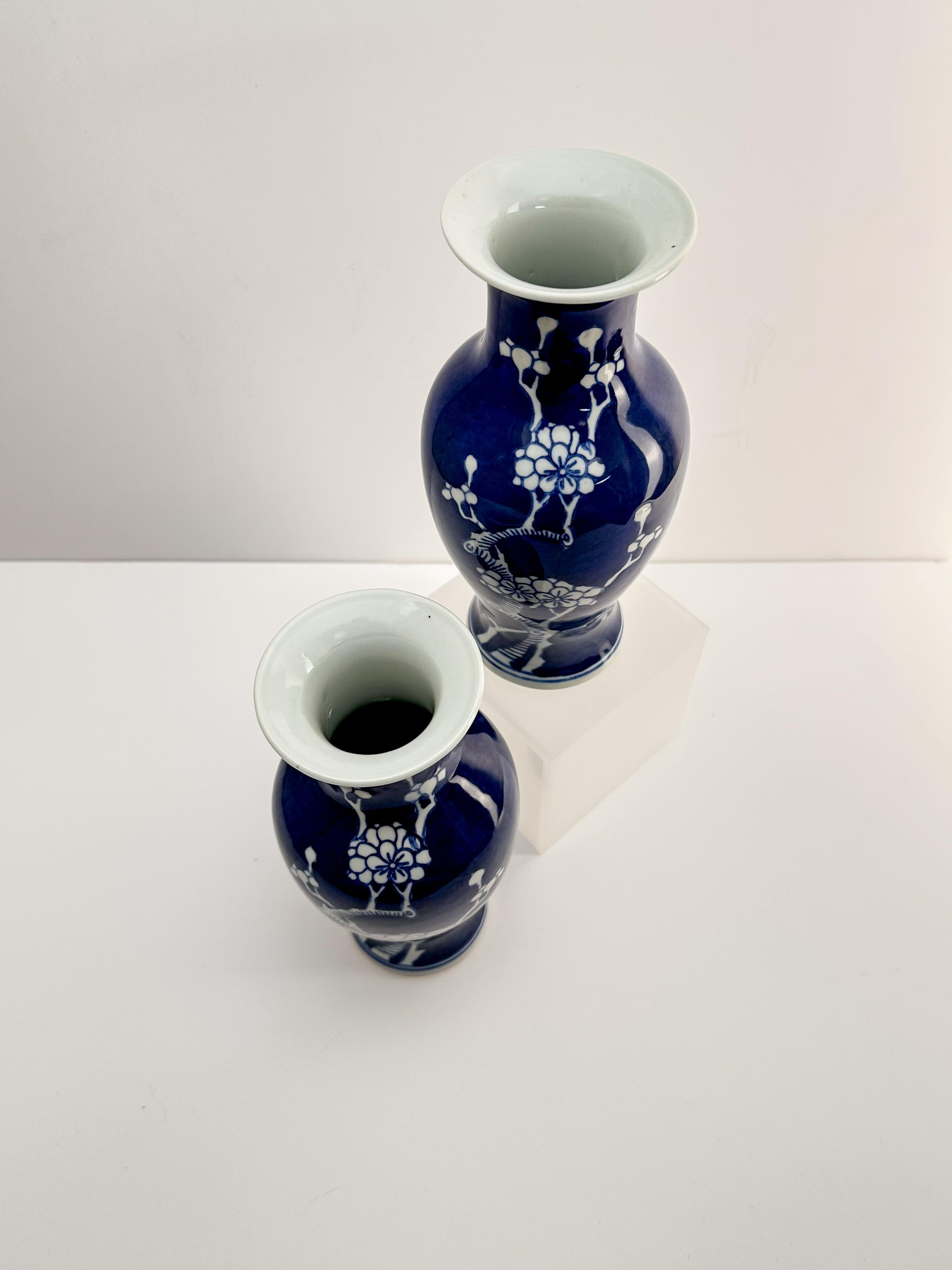 Vaso in porcellana bianca e blu, cinese Kangxi Prunus, coppia abbinata anni '80 ca. in vendita 1