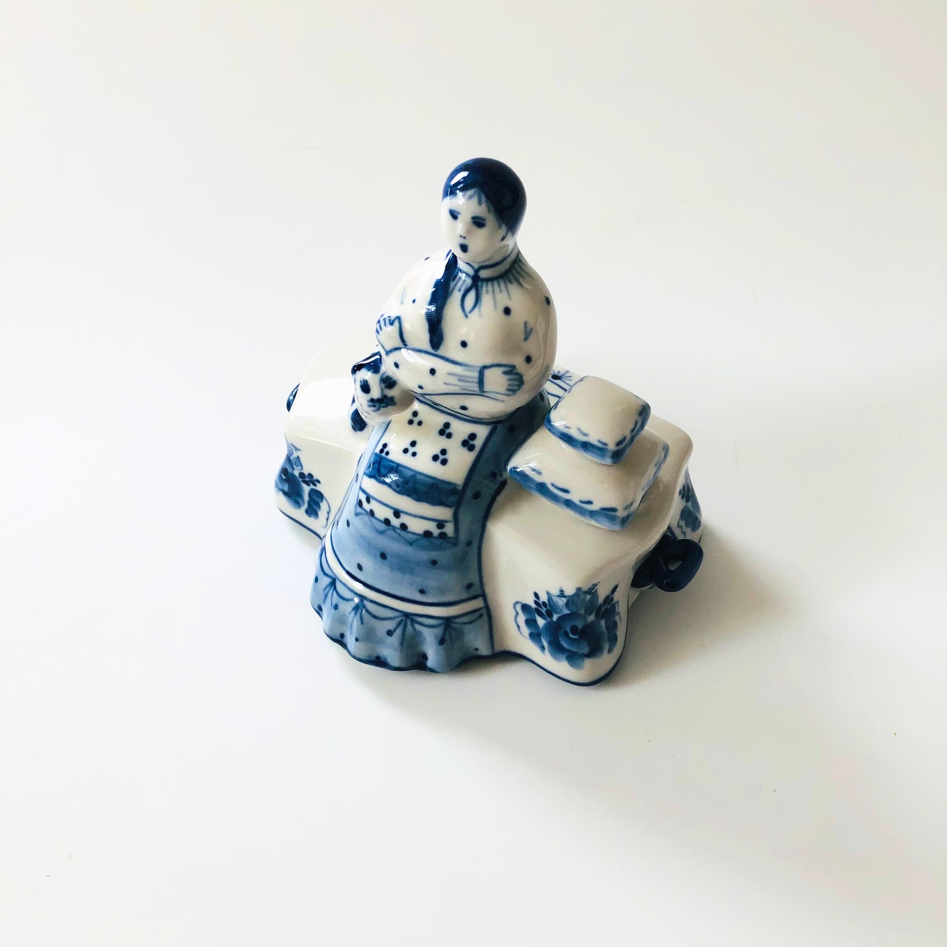 Blue and White Porcelain Woman Butter Dish In Good Condition In Vallejo, CA
