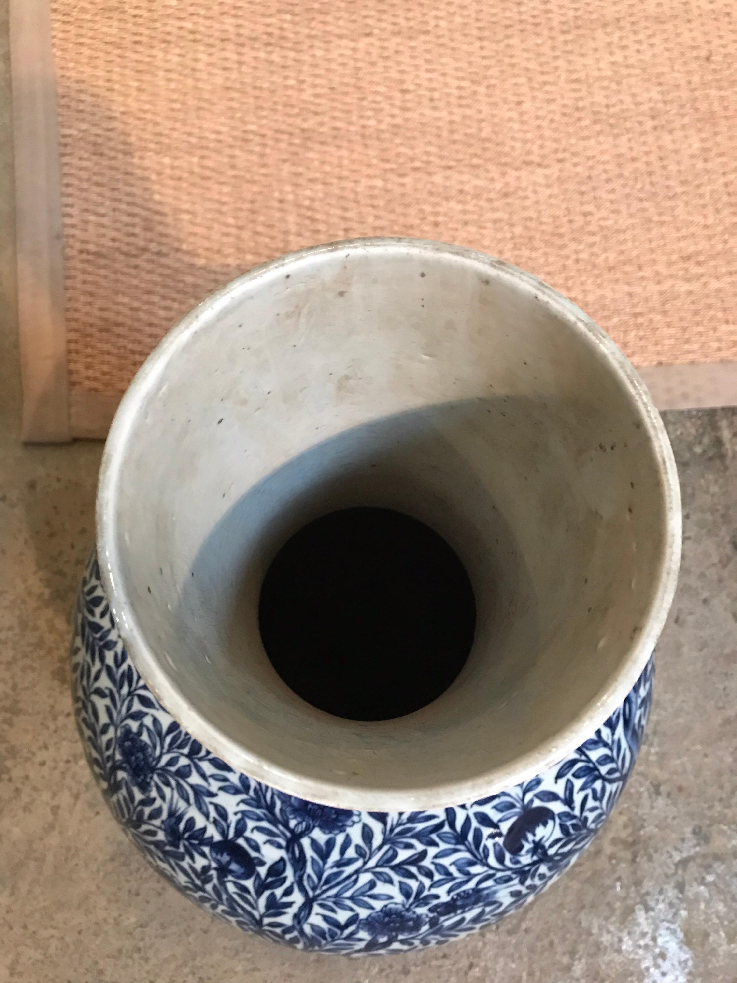 Blue and White Pot Round Pair In Good Condition For Sale In Dallas, TX