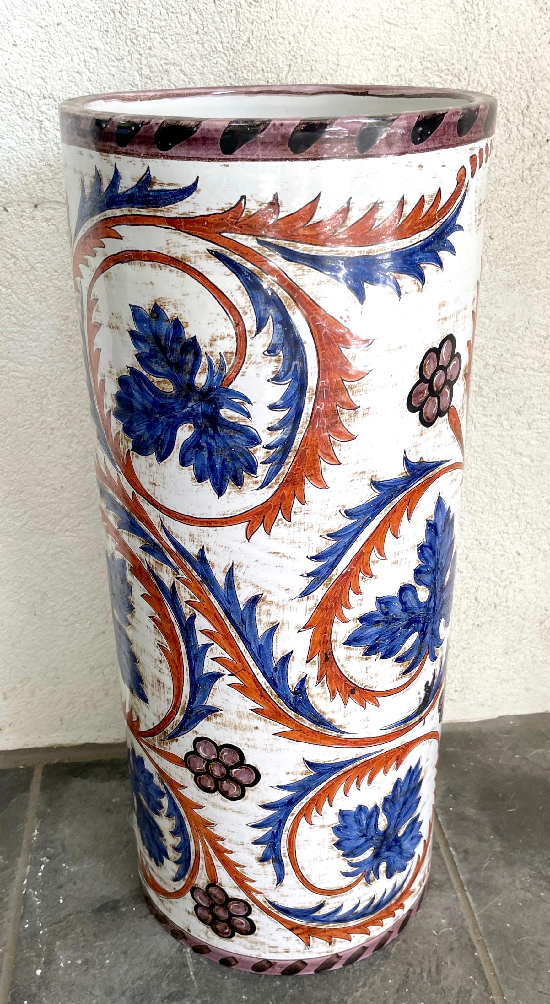 Blauer und weißer, lila und eisenroter Umbrella Stand mit Blättern (Glasiert) im Angebot