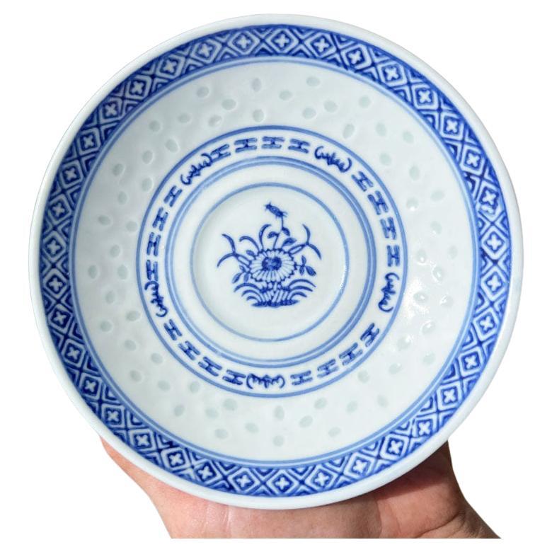 Blaue und weiße Chinoiserie-Dekoteller mit Reisauge - 2er-Set (Chinesisch) im Angebot
