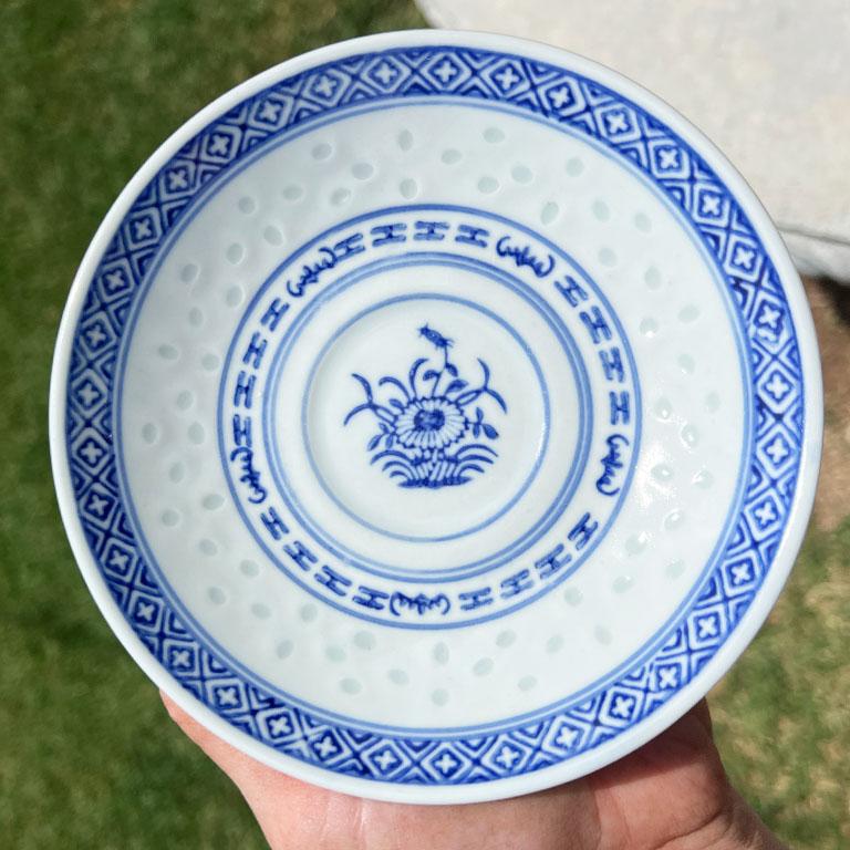 Blaue und weiße Chinoiserie-Dekoteller mit Reisauge - 2er-Set im Angebot 1