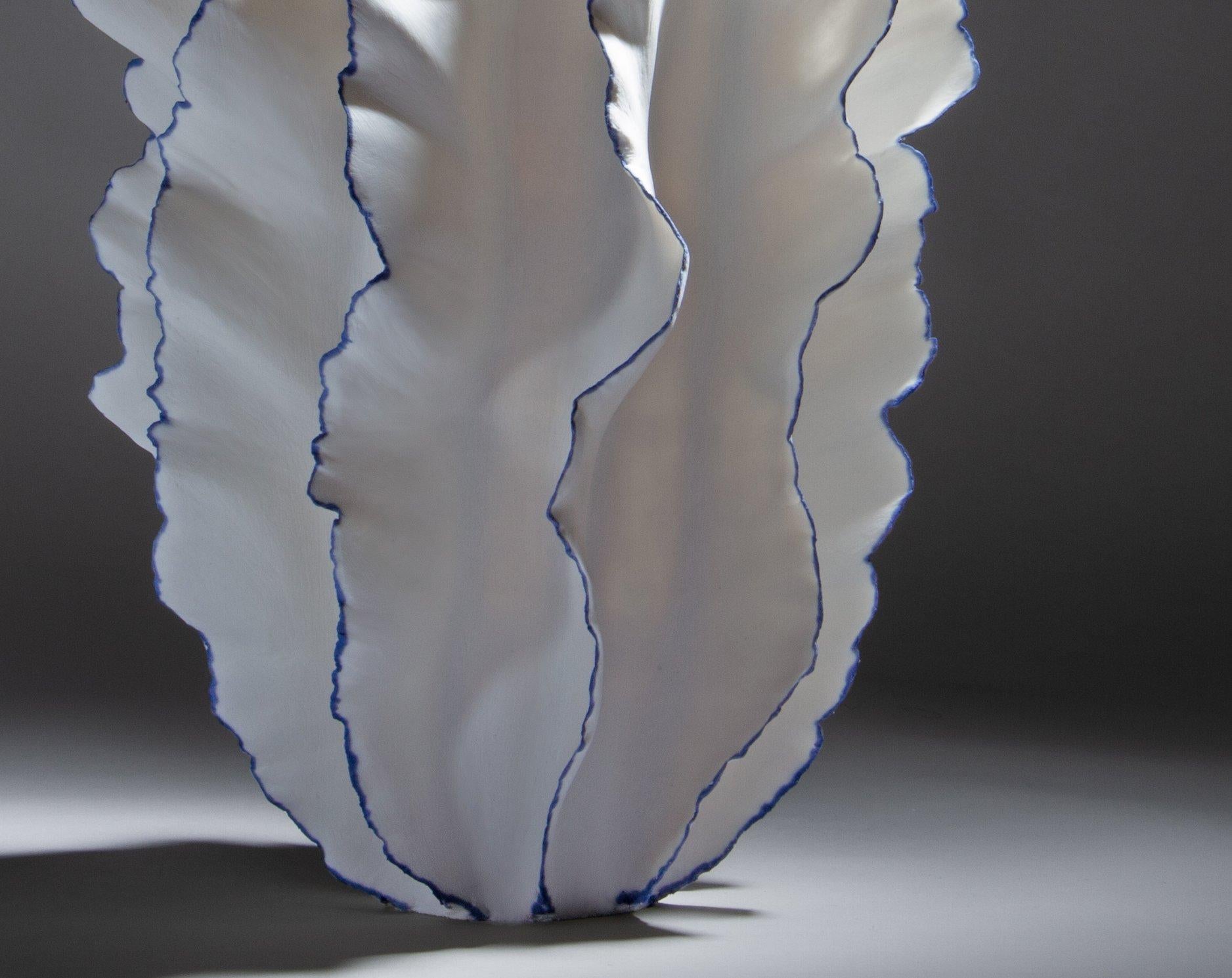 Blaue und weiße gekräuselte zeitgenössische Skulptur, Sandra Davolio im Zustand „Neu“ im Angebot in New York, NY