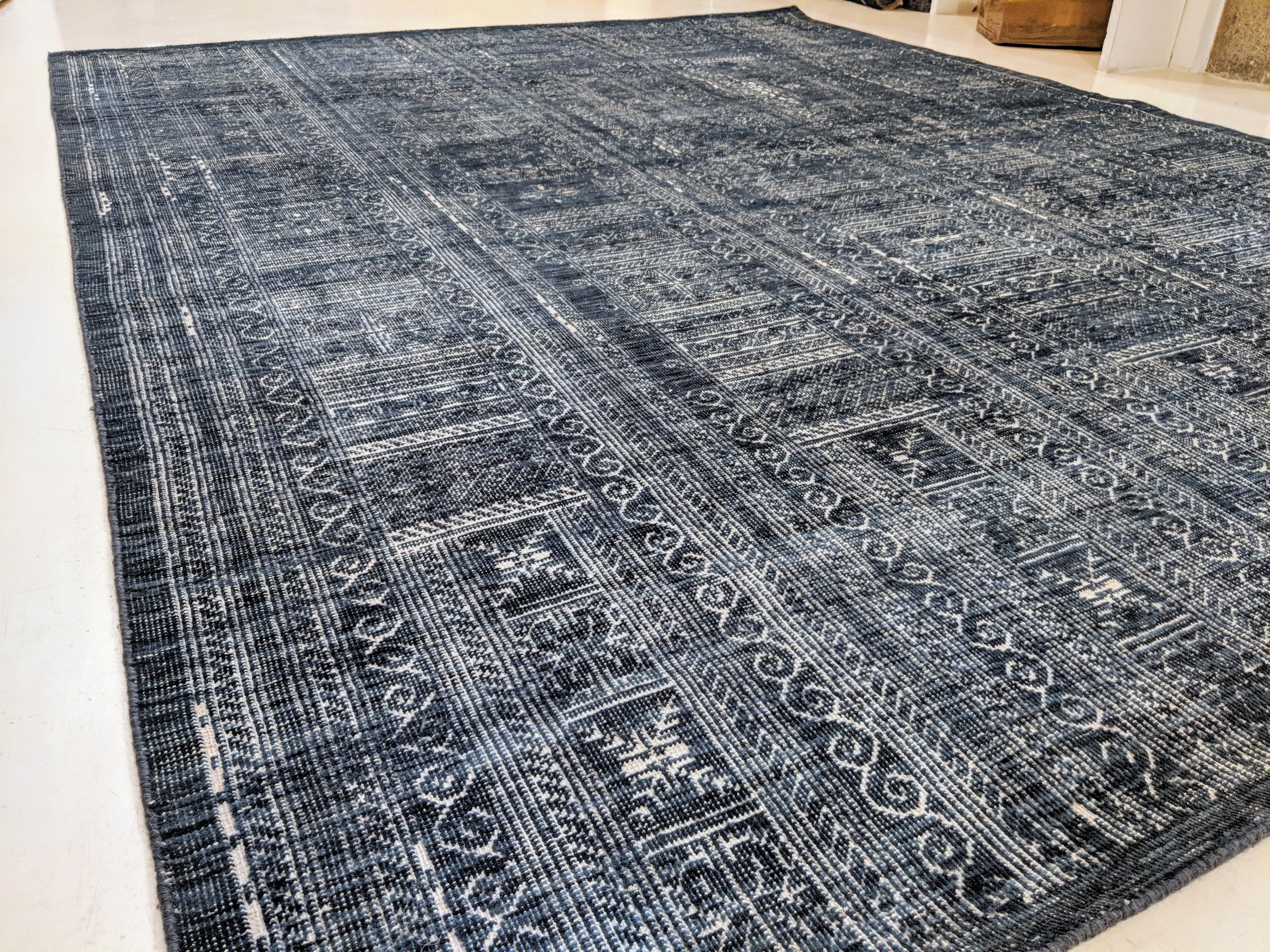 Blauer und weißer Teppich mit Mosaikmuster (Sonstiges) im Angebot