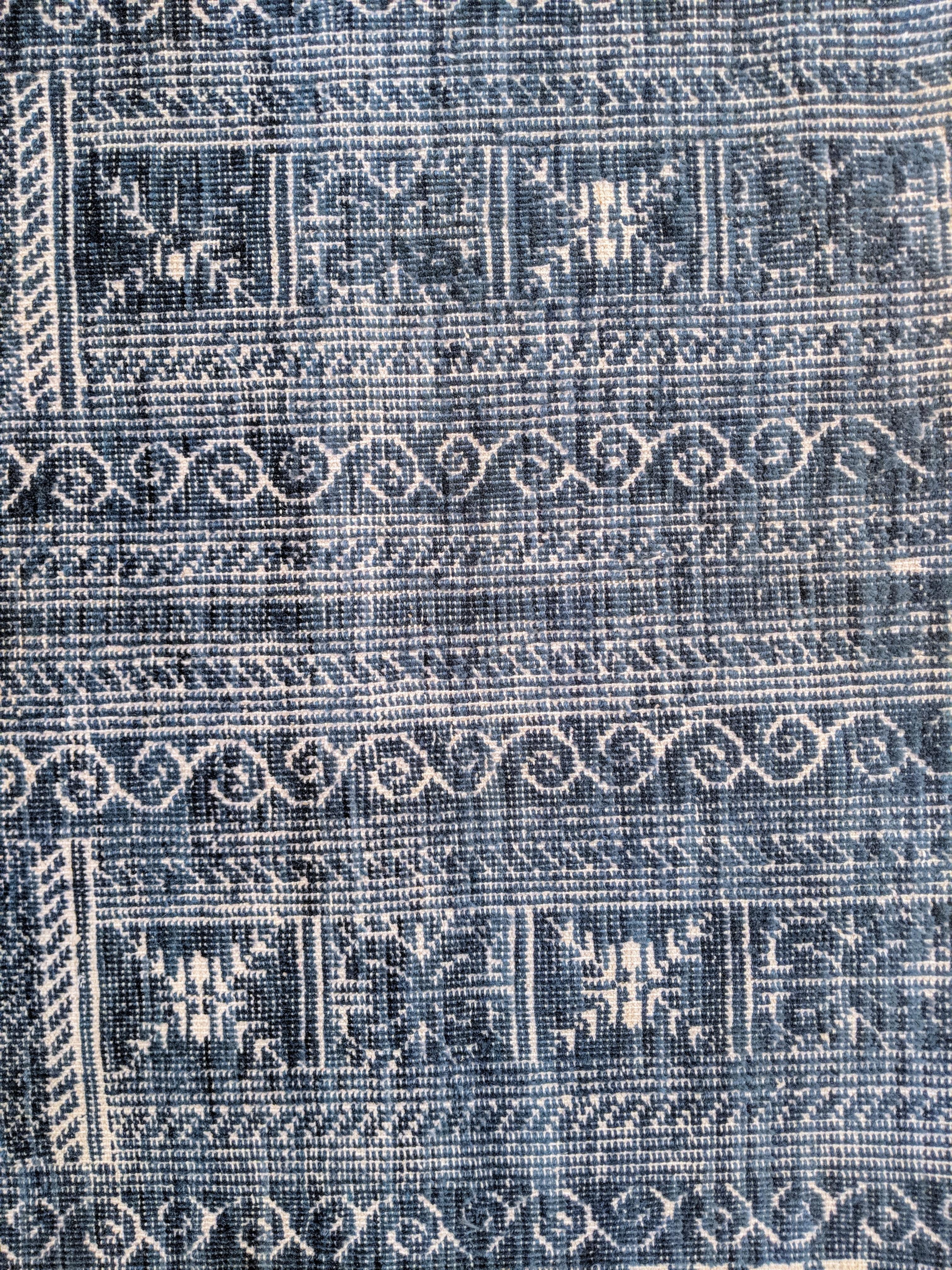 Blauer und weißer Teppich mit Mosaikmuster (Indisch) im Angebot