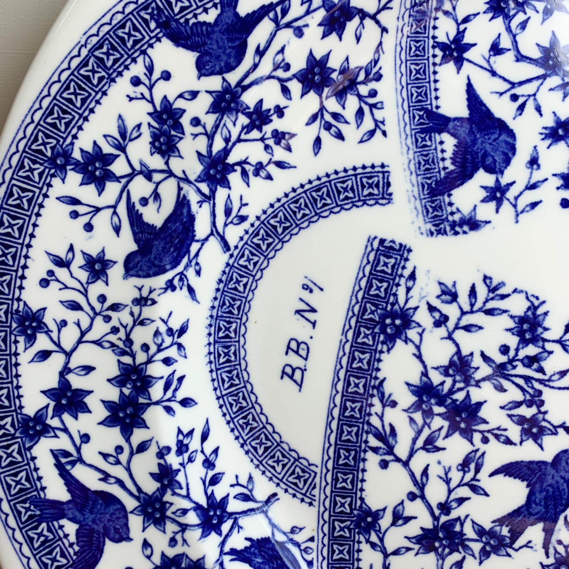 Plato con Patrón de Muestras Azul y Blanco S. XIX Derby Inglaterra en venta 3